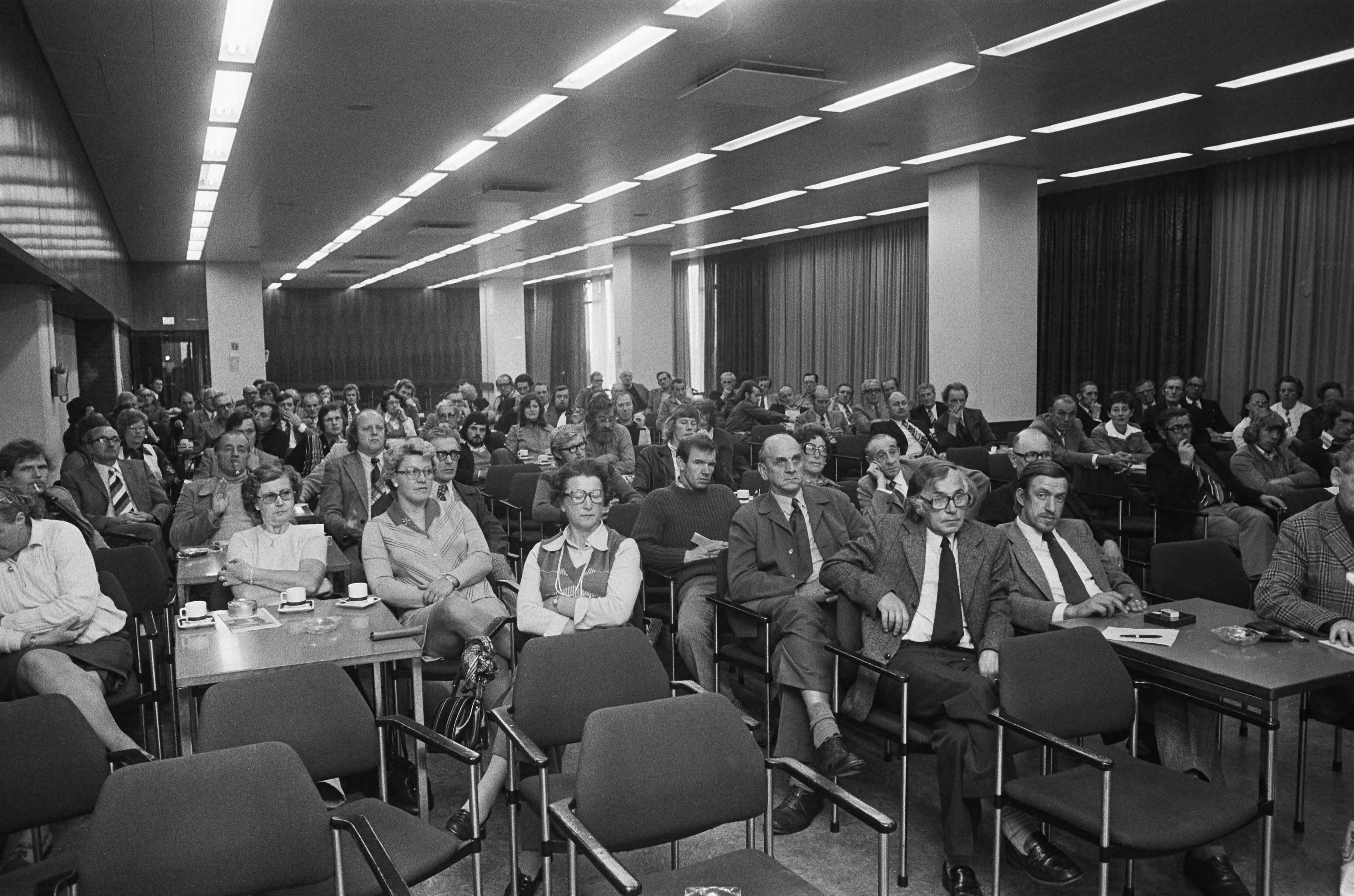 Fotocollectie Anefo — VNU-bezorgers in protest bijeen in Utrechts congrescentru i.v.m. plannen VNU om 500 bezorgers niet van nieuw contra te voorzien; overzicht protestvergadering, nr. 9, — Foto: Peters, Hans / Anefo. Licentie: Set B: Rechtenvrij / Publiek Domein. Bron: Nationaal Archief. http://hdl.handle.net/10648/ac565a9a-d0b4-102d-bcf8-003048976d84