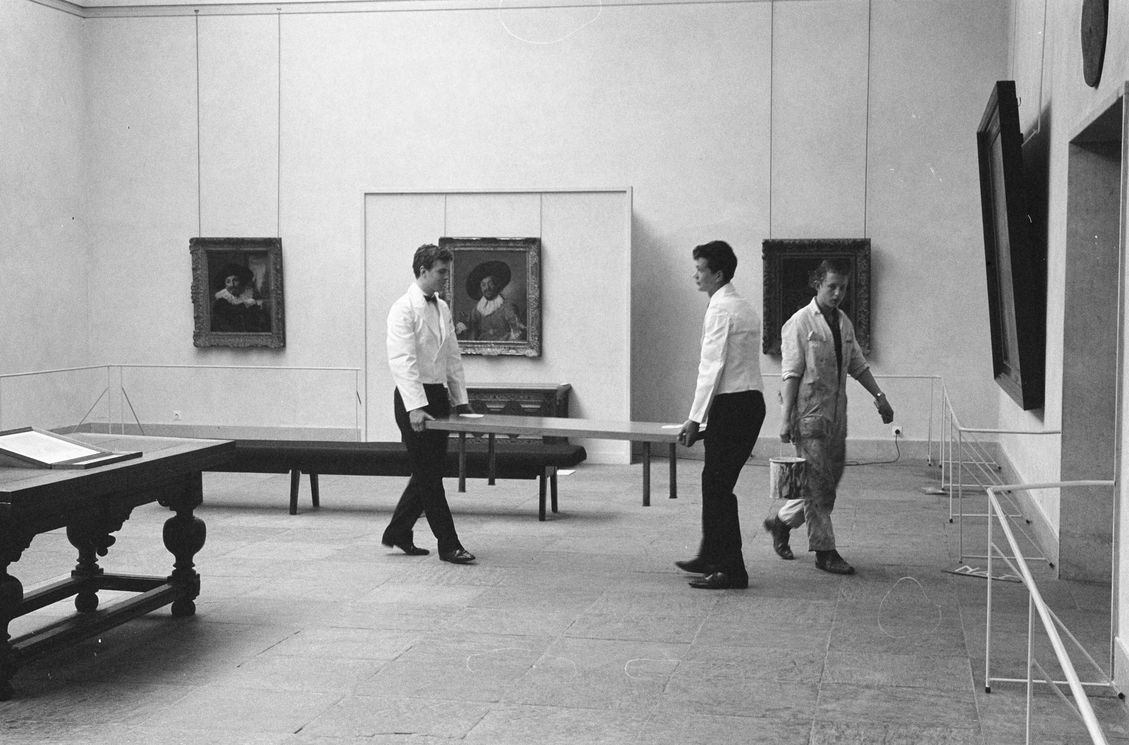 Fotocollectie Anefo — Frans Hals tentoonstelling t.g.v. 100-jarig bestaan van de Haarlemse gemeentelijke kunstverzameling en het 50-jarig bestaan van het Frans Hals museum. Schilders me bordje NAT — Foto: Pot, Harry / Anefo. Licentie: Set B: Rechtenvrij / Publiek Domein. Bron: Nationaal Archief. http://hdl.handle.net/10648/aa0c7a08-d0b4-102d-bcf8-003048976d84