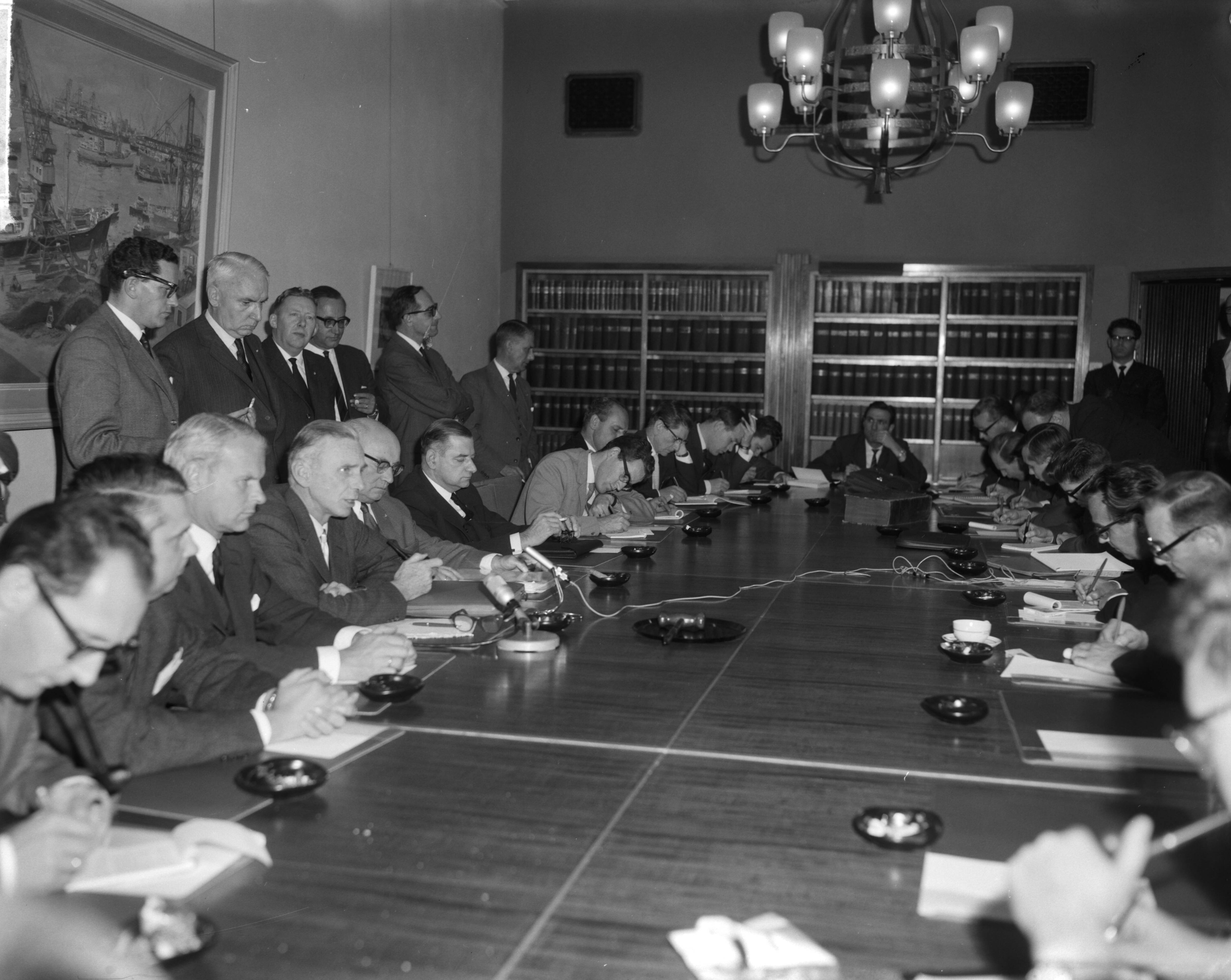 Fotocollectie Anefo — Loonoverleg in gebouw van de SER te Den Haag. Overzicht persconferentie vertegenwoordigers werkgeversorganisaties — Foto: Bilsen, Joop van / Anefo. Licentie: Set B: Rechtenvrij / Publiek Domein. Bron: Nationaal Archief. http://hdl.handle.net/10648/aa4a2204-d0b4-102d-bcf8-003048976d84
