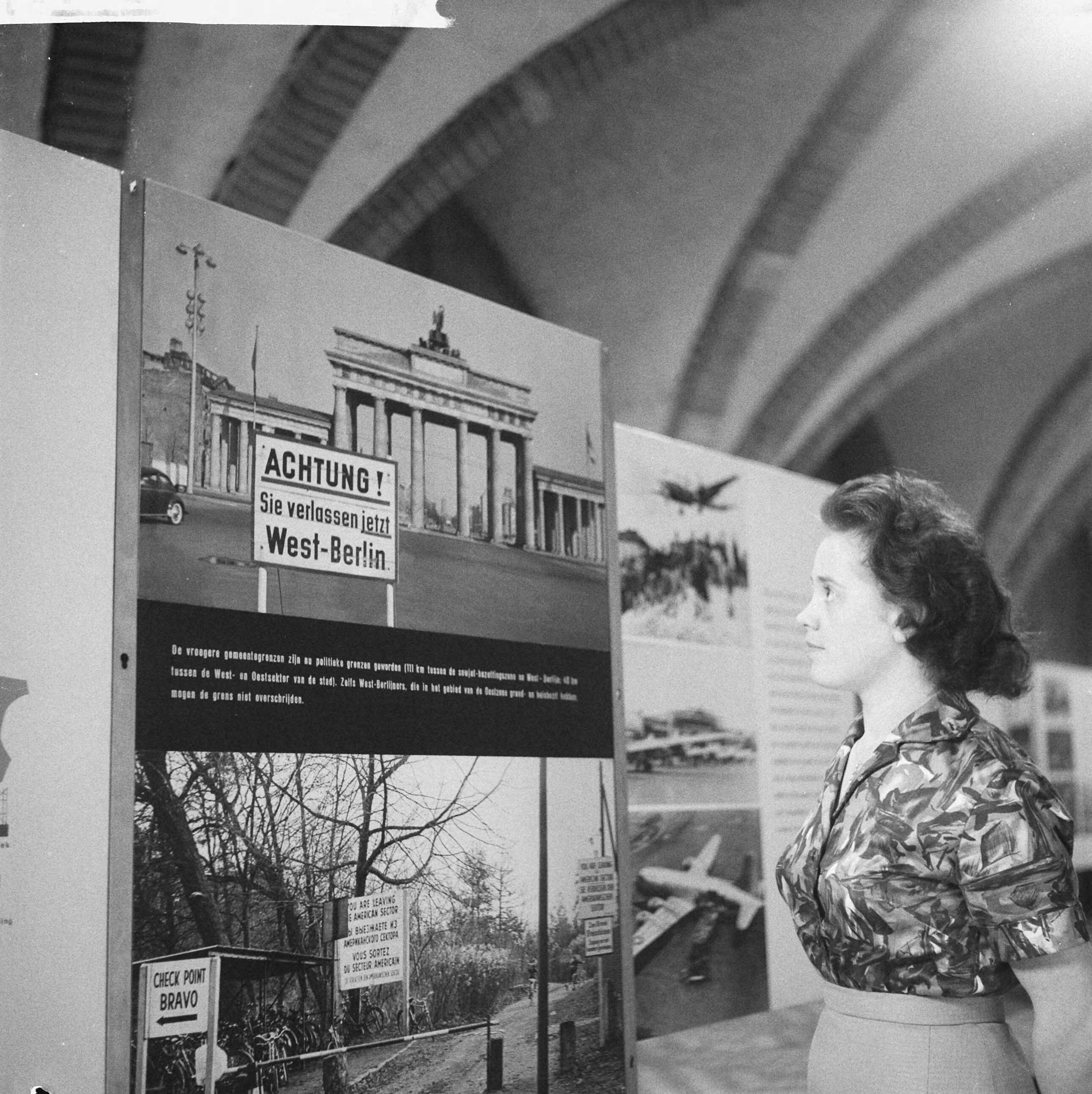 Inrichten van de tentoonstelling "Berlijn bolwerk der vrijheid" te Den Haag — Foto: Rossem, Wim van / Anefo. — Licentie: Set B: Rechtenvrij / Publiek Domein. Bron: Nationaal Archief. http://hdl.handle.net/10648/a9caf272-d0b4-102d-bcf8-003048976d84