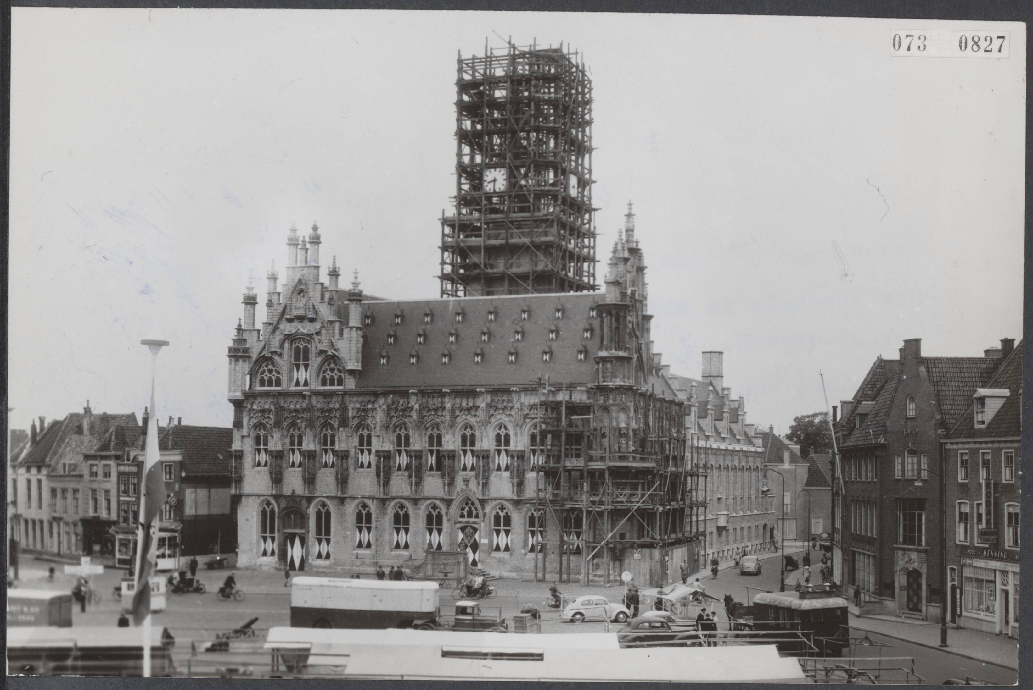 Fotocollectie Elsevier Binnenland — Stadhuis in Middelburg is zo goed als geheel gerestaureerd. Het stadhuis met de markt op de voorgrond — Foto: Fotograaf Onbekend / Anefo. Licentie: Set B: Rechtenvrij / Publiek Domein. Bron: Nationaal Archief. http://hdl.handle.net/10648/ae15dc5c-d0b4-102d-bcf8-003048976d84