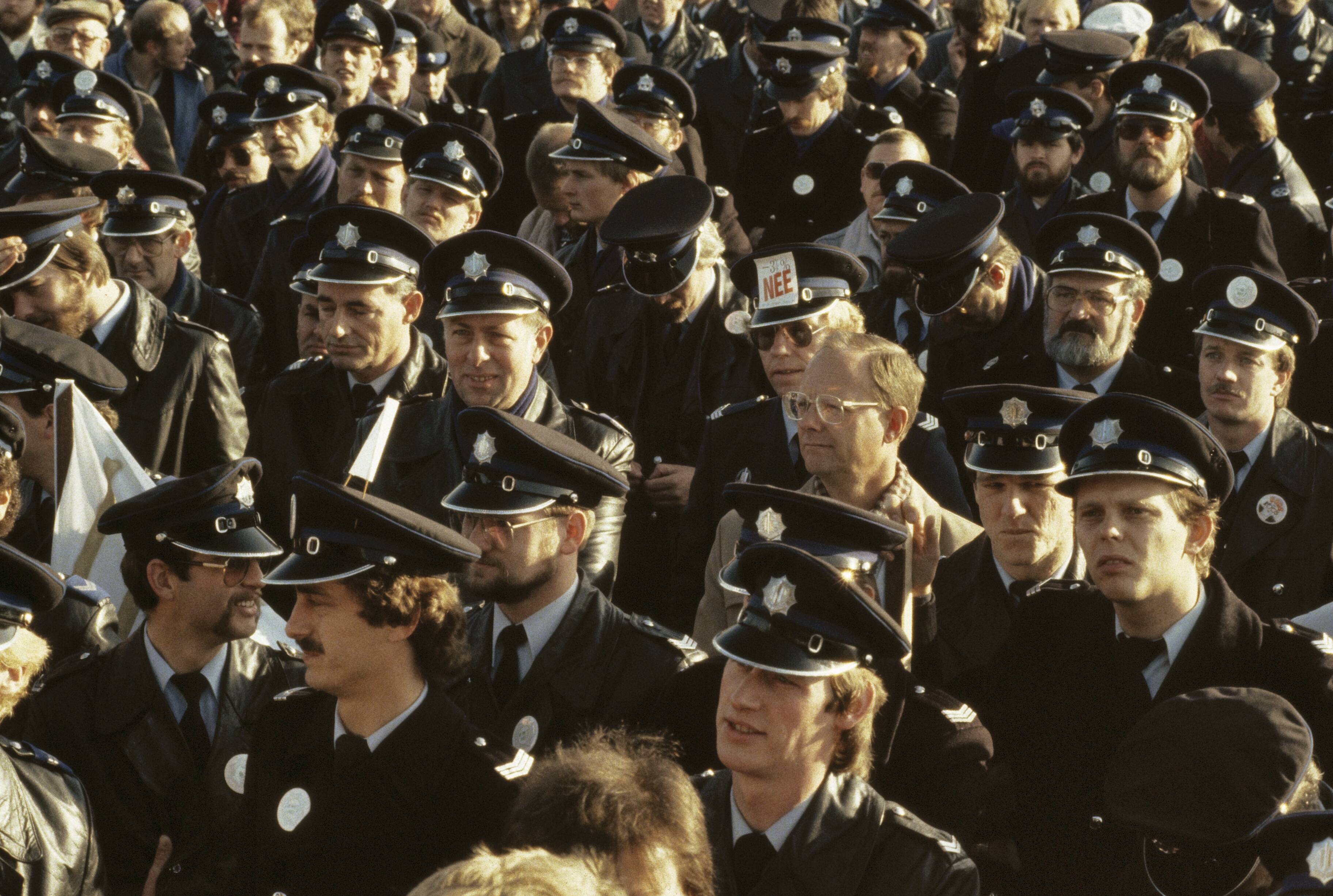 Fotocollectie Anefo — Protest (demonstratie) politiemensen in Den Haag tegen 3,5% korting; overzicht (met agenten in uniform, close) — Foto: Croes, Rob C. / Anefo. Licentie: Set B: Rechtenvrij / Publiek Domein. Bron: Nationaal Archief. http://hdl.handle.net/10648/ad8b703a-d0b4-102d-bcf8-003048976d84
