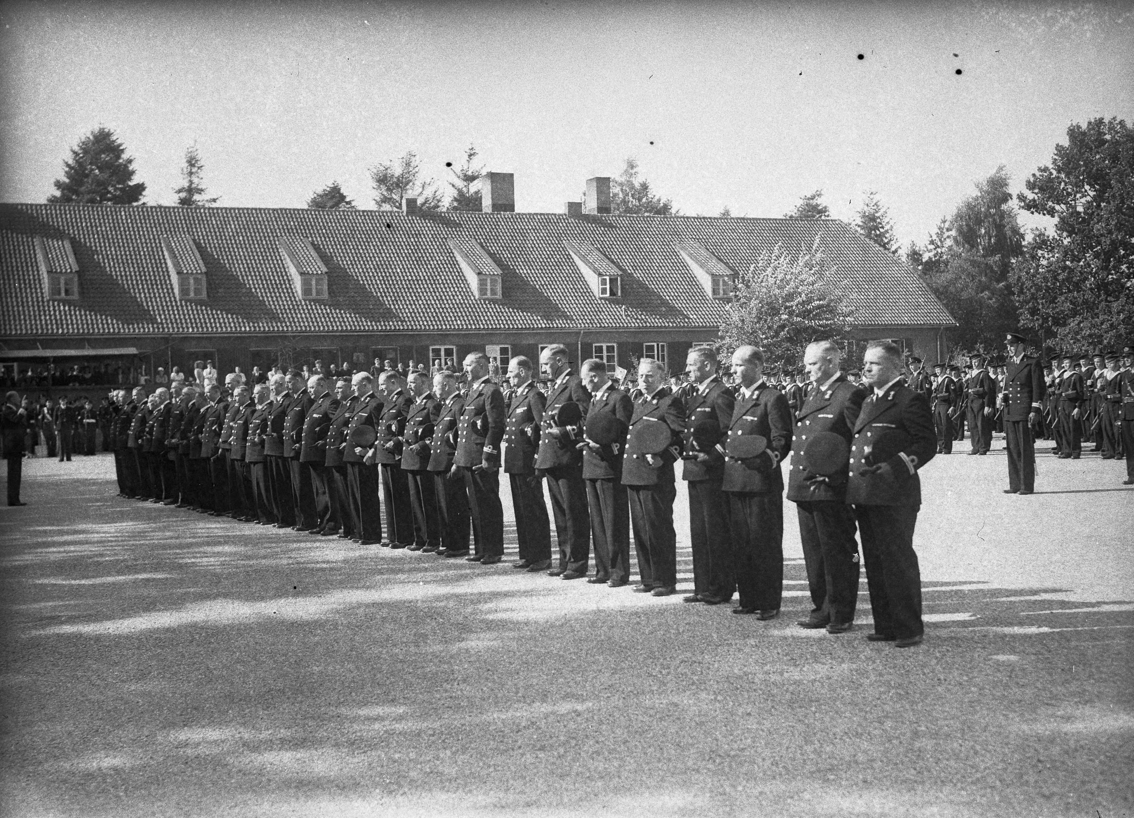 Fotocollectie Anefo — Beëdiging van 29 marine-officieren op het Marine Opleidingskamp te Hilversum — Foto: Sagers, Harry / Anefo. Licentie: Set B: Rechtenvrij / Publiek Domein. Bron: Nationaal Archief. http://hdl.handle.net/10648/ad74f350-d0b4-102d-bcf8-003048976d84