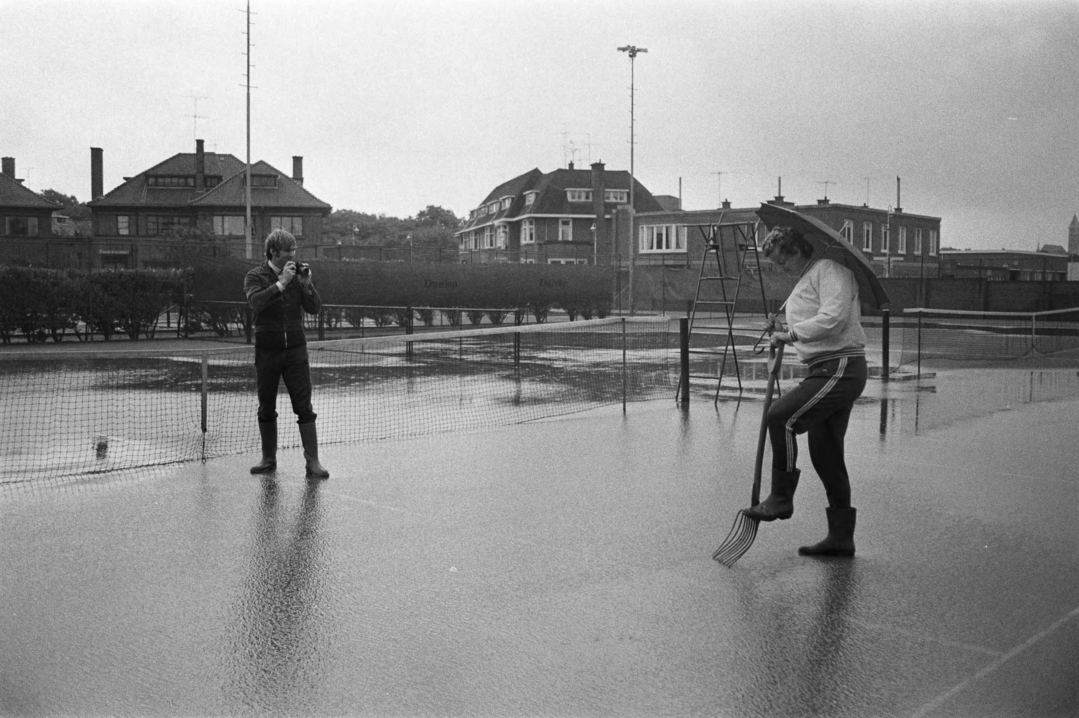 Fotocollectie Anefo — Nederlandse tenniskampioenschappen Scheveningen — Foto: Peters, Hans / Anefo. Licentie: Set B: Rechtenvrij / Publiek Domein. Bron: Nationaal Archief. http://hdl.handle.net/10648/abc9979a-d0b4-102d-bcf8-003048976d84