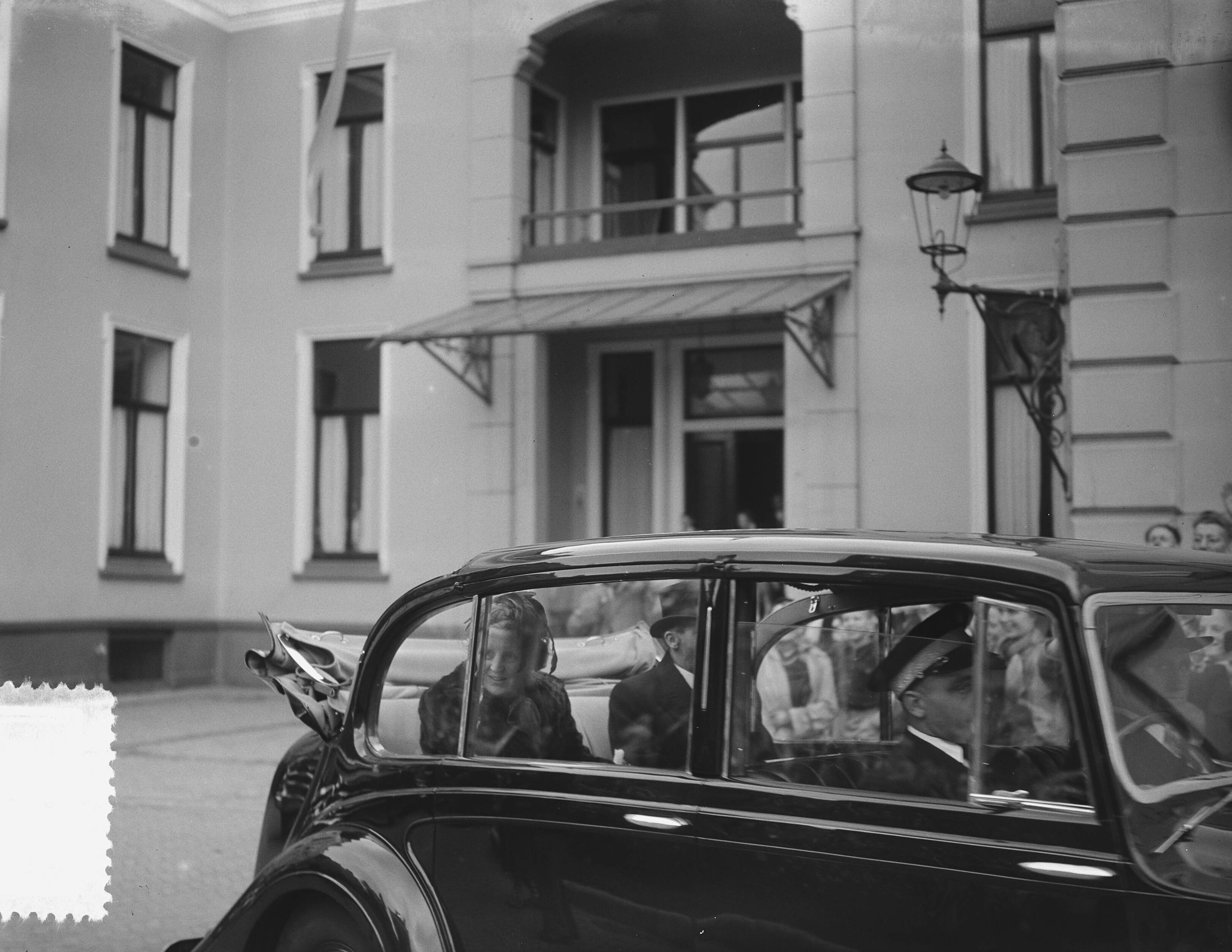 Koningin Juliana bezoekt Leeuwarden — Foto: Bilsen, Joop van / Anefo. — Licentie: Set B: Rechtenvrij / Publiek Domein. Bron: Nationaal Archief. http://hdl.handle.net/10648/a9002164-d0b4-102d-bcf8-003048976d84