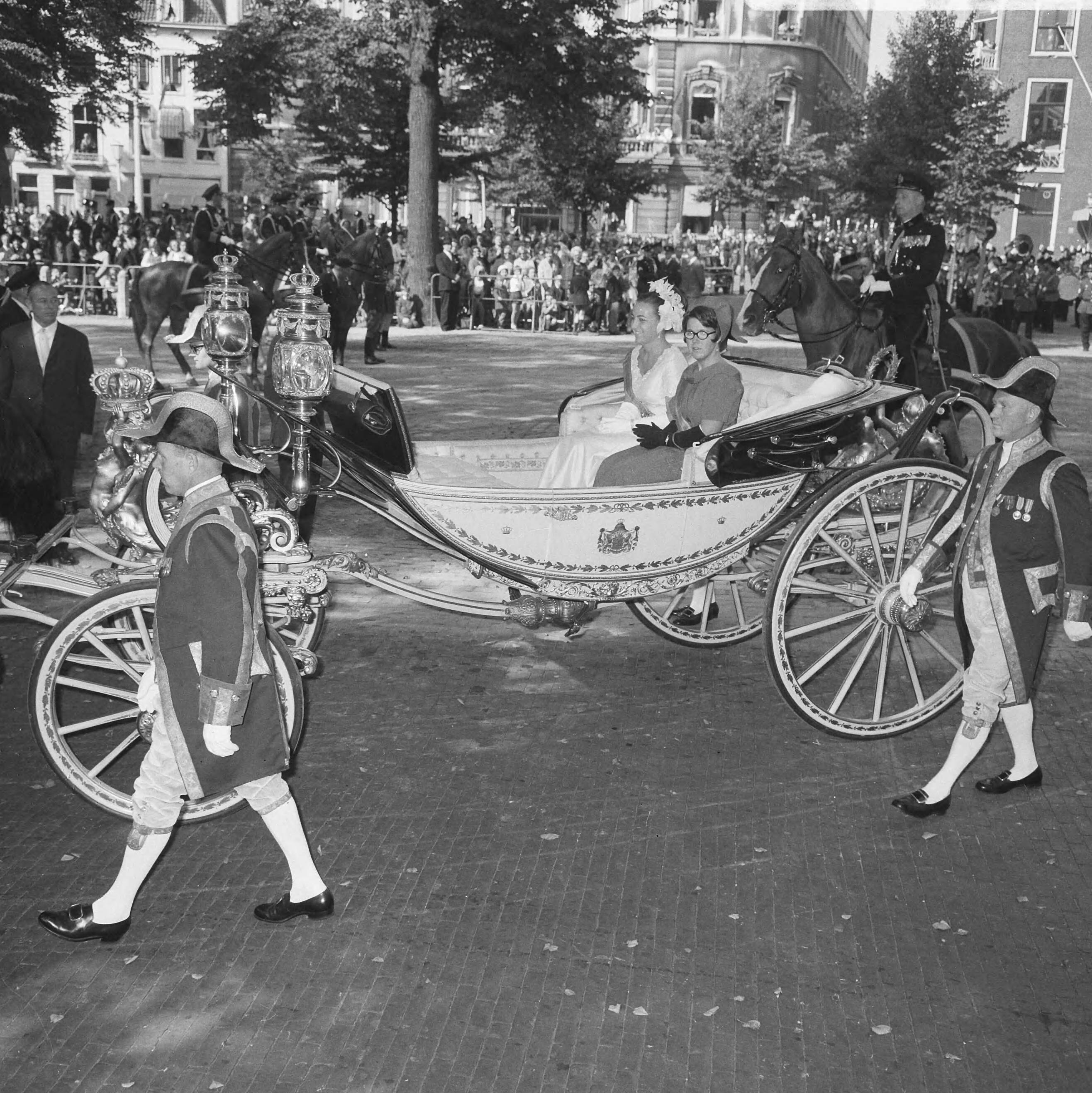 Prinsjesdag 1966 in Den Haag — Prinses Margriet en prinses Christina in een koets op weg naar de Ridderzaal — Foto: Kroon, Ron / Anefo. Licentie: Set B: Rechtenvrij / Publiek Domein. Bron: Nationaal Archief. http://hdl.handle.net/10648/aafd2200-d0b4-102d-bcf8-003048976d84
