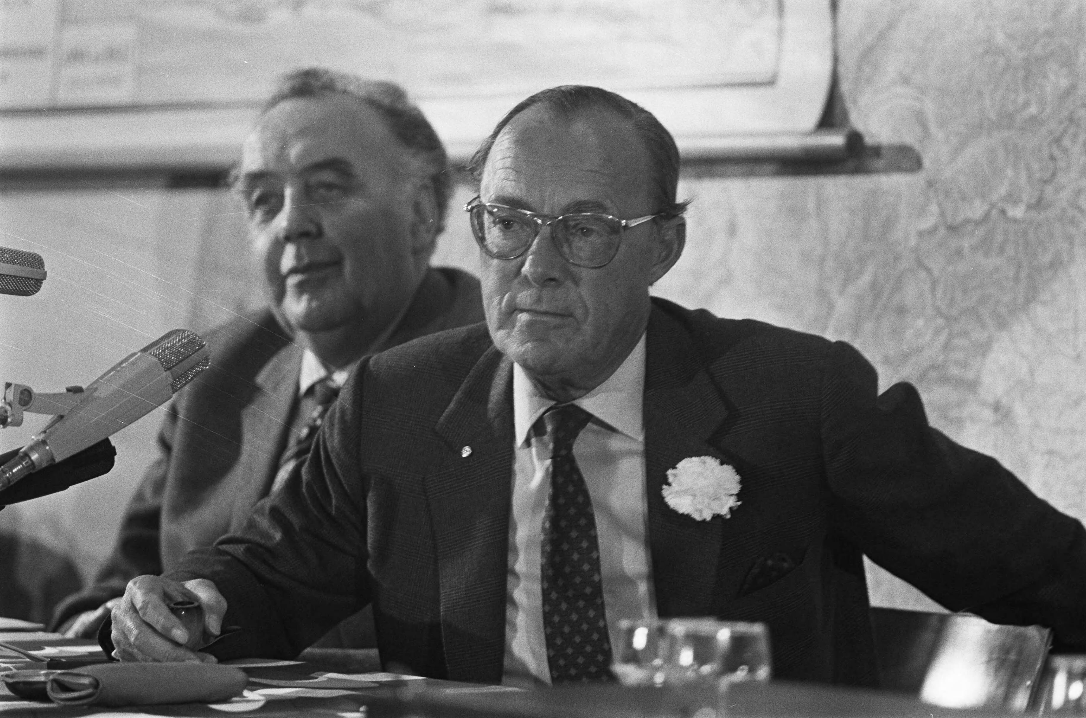 Fotocollectie Anefo — Prins Bernhard komt aan op Soesterberg na reis naar Australie en Indonesie, prins Bernhard — Foto: Peters, Hans / Anefo. Licentie: Set B: Rechtenvrij / Publiek Domein. Bron: Nationaal Archief. http://hdl.handle.net/10648/ac25fe04-d0b4-102d-bcf8-003048976d84