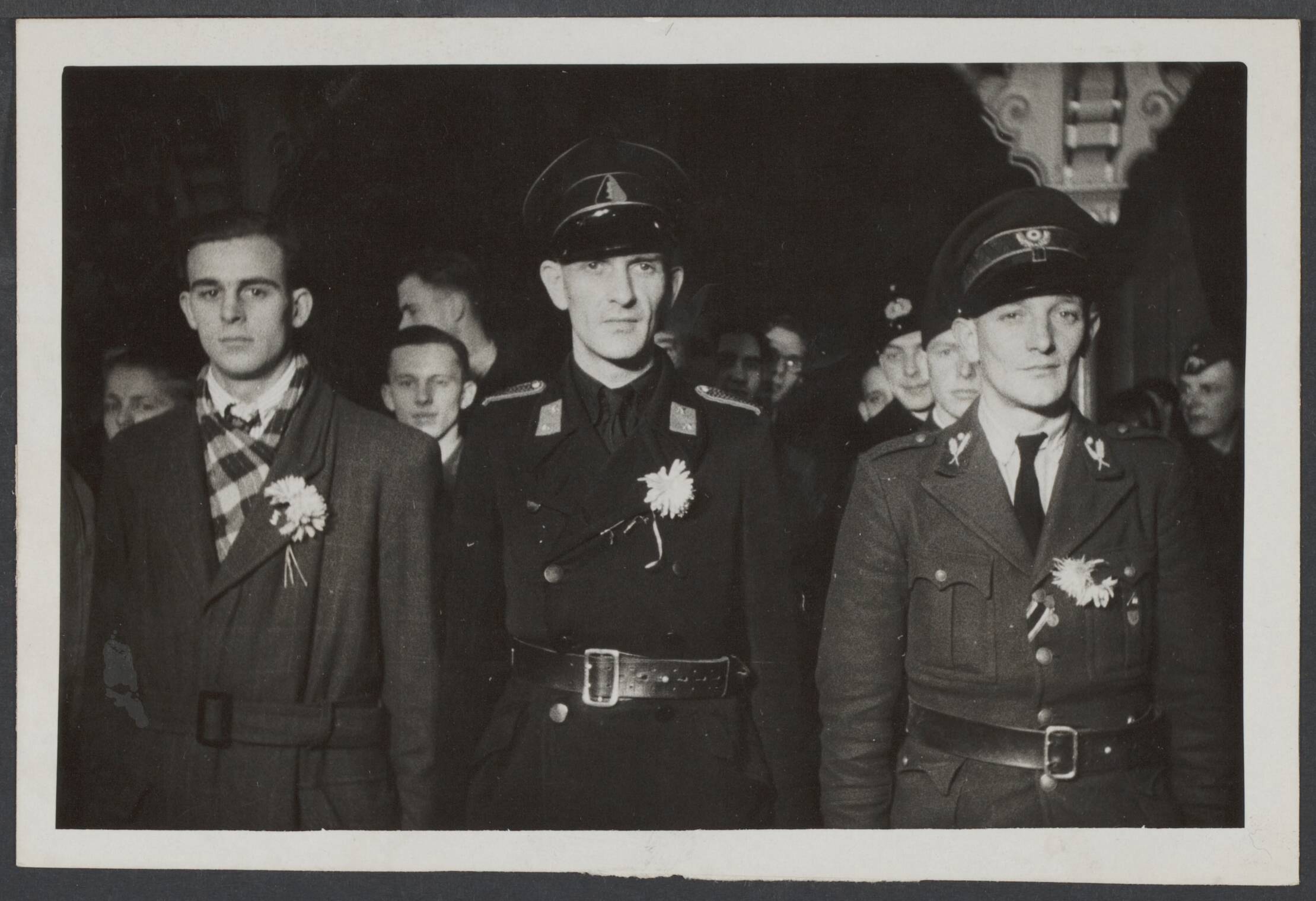 Vrijwilligers Legioen Nederland — Contingent Nederlandse vrijwilligers vertrokken naar het Oostfront. Tijdens het afscheid in Den haag — Foto: Cino, Herman / Fotodienst der NSB / Centraal Nederlandsch Fotopersbureau [CNF]. Licentie: Set B: Rechtenvrij / Publiek Domein. Bron: Nationaal Archief. http://hdl.handle.net/10648/1c55157c-c0af-5be4-f4d4-f86cd65e77f0