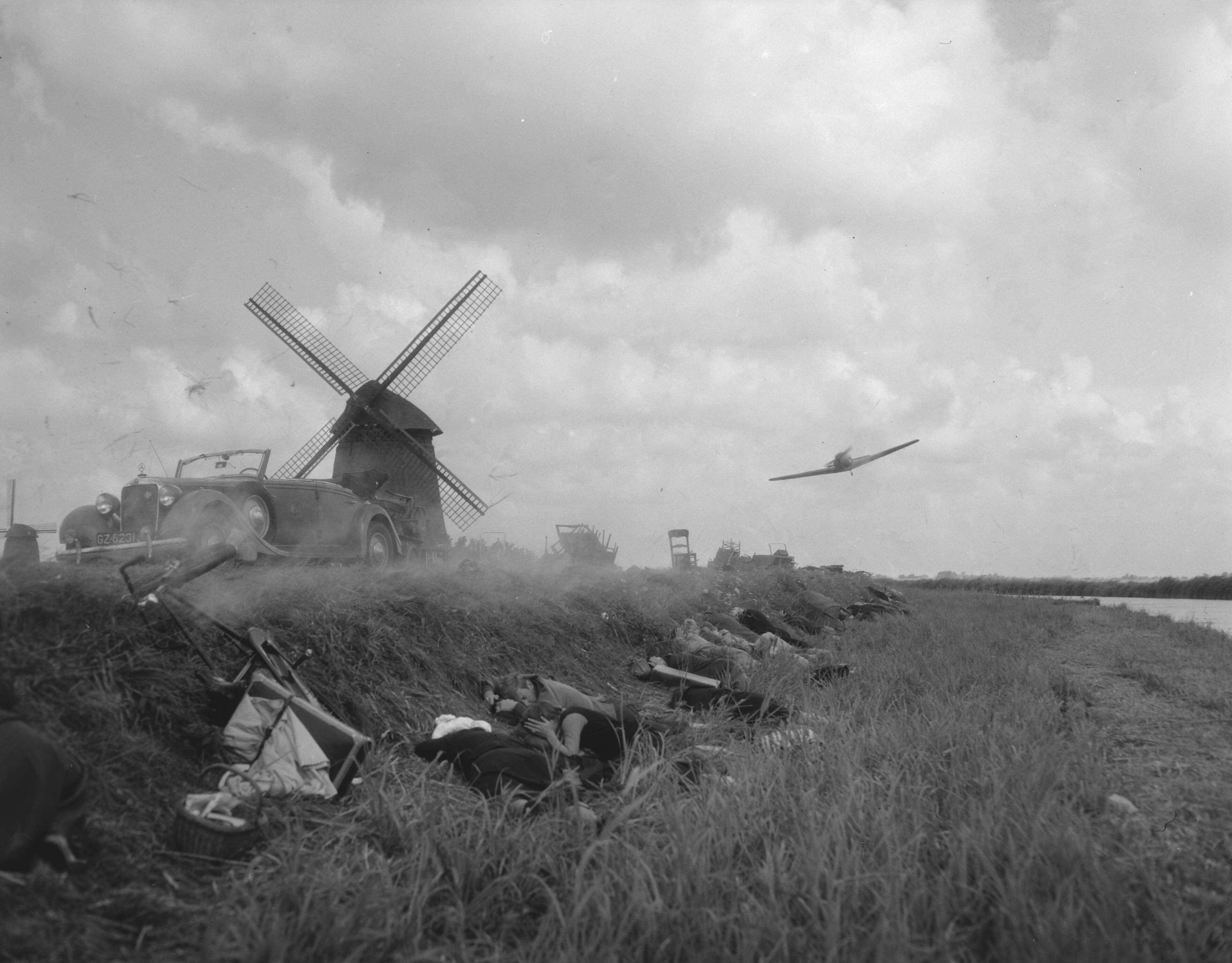 Fotocollectie Anefo — Filmopnamen in de Beemster bij Schermerhorn voor de film "Operation Amsterdam" , scene waarin een Duitse Messerschmitt jager een aanval doet op vluchtelingen — Foto: Pot, Harry / Anefo. Licentie: Set B: Rechtenvrij / Publiek Domein. Bron: Nationaal Archief. http://hdl.handle.net/10648/a98140be-d0b4-102d-bcf8-003048976d84