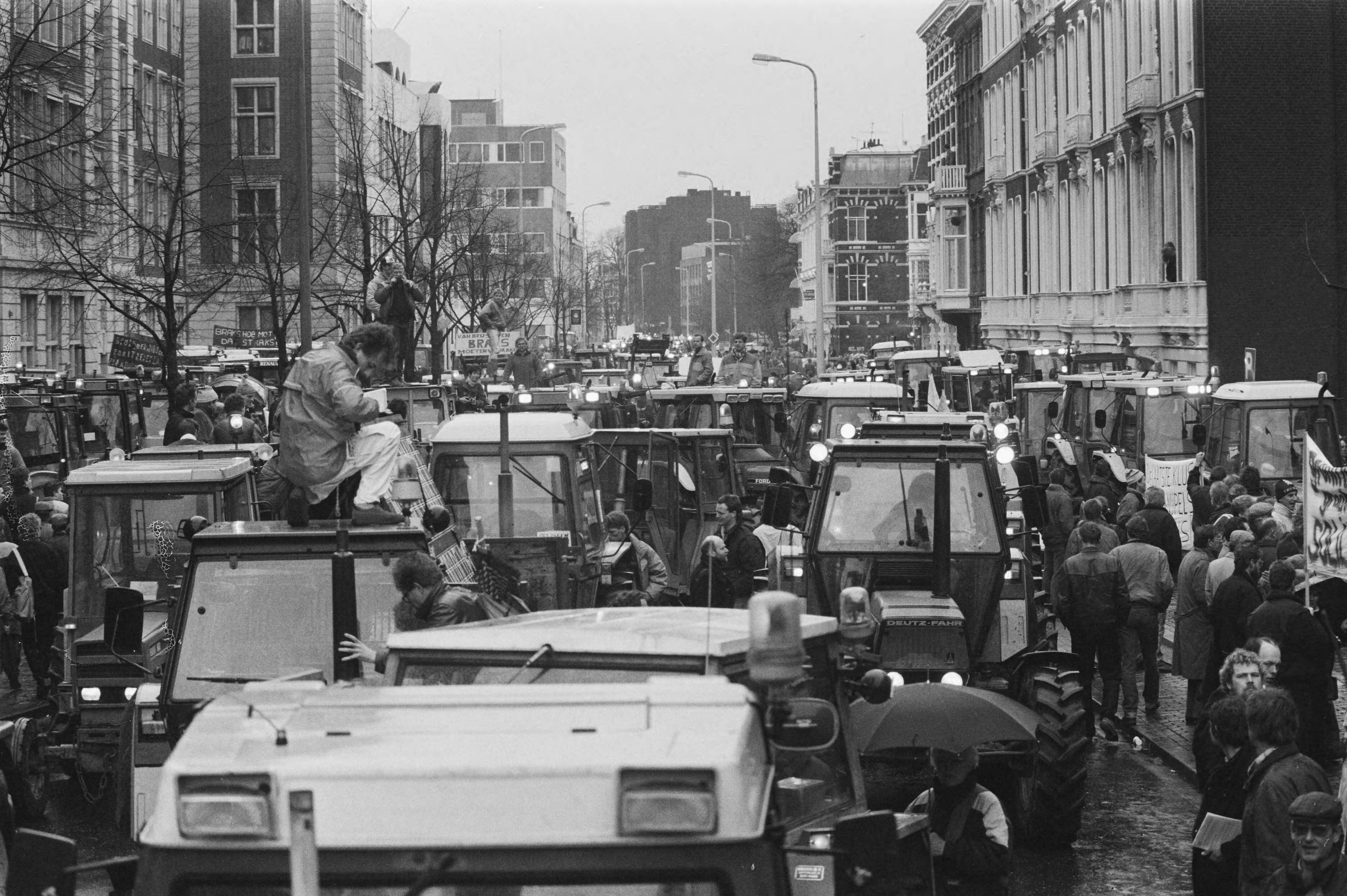 Boeren demonstreren in Den Haag tegen het landbouwbeleid van de Europese Economische Gemeenschap (EEG) — Demonstrerende boeren rijden met tractoren door Den Haag — Foto: Croes, Rob C. / Anefo. Licentie: Set B: Rechtenvrij / Publiek Domein. Bron: Nationaal Archief. http://hdl.handle.net/10648/ad713e68-d0b4-102d-bcf8-003048976d84