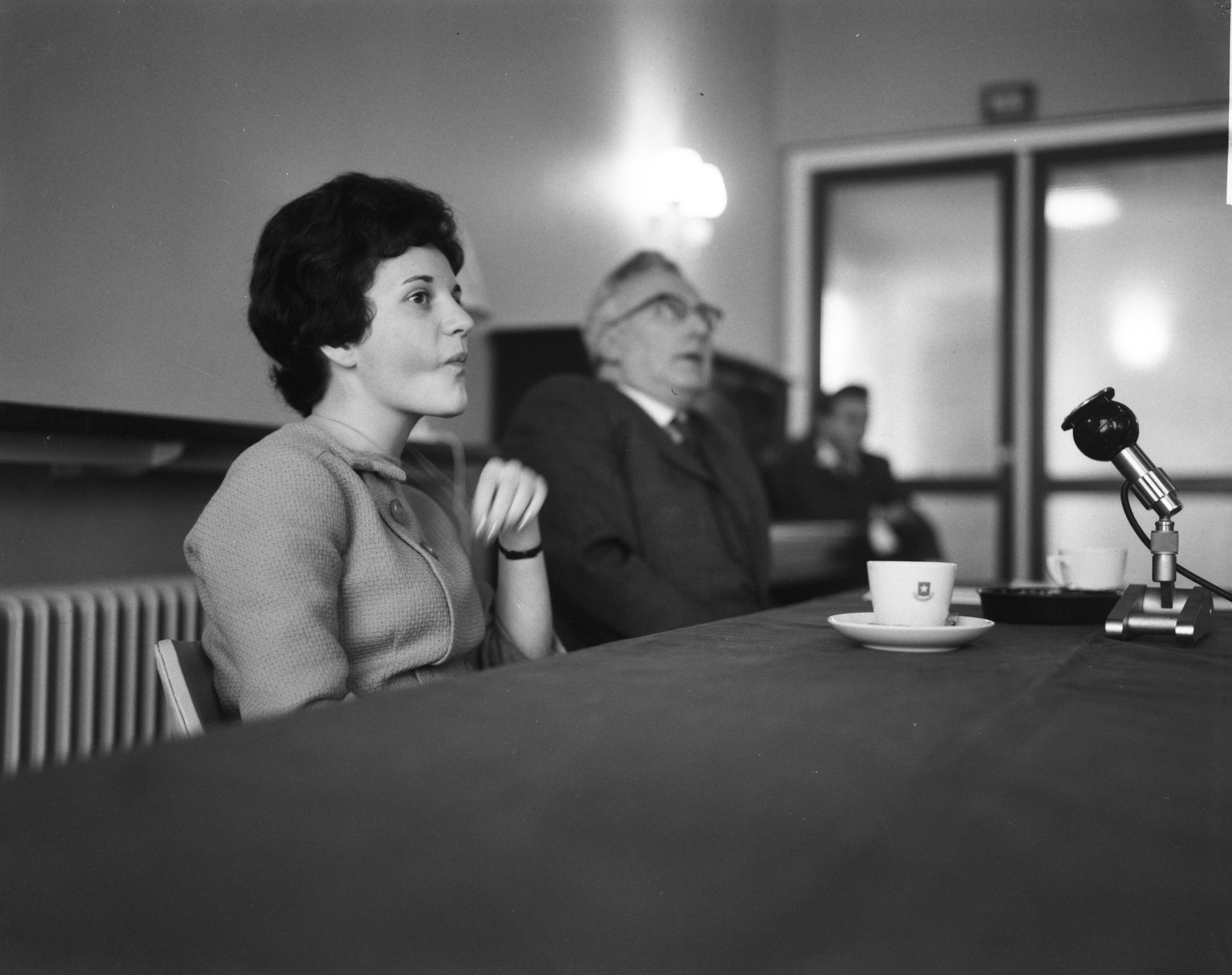Fotocollectie Anefo — Persconferentie van Anneke Beekman in Maastricht. Anneke tijdens persconferentie. Met bril mr. De Kort — Foto: Koch, Eric / Anefo. Licentie: Set B: Rechtenvrij / Publiek Domein. Bron: Nationaal Archief. http://hdl.handle.net/10648/a9eec94a-d0b4-102d-bcf8-003048976d84