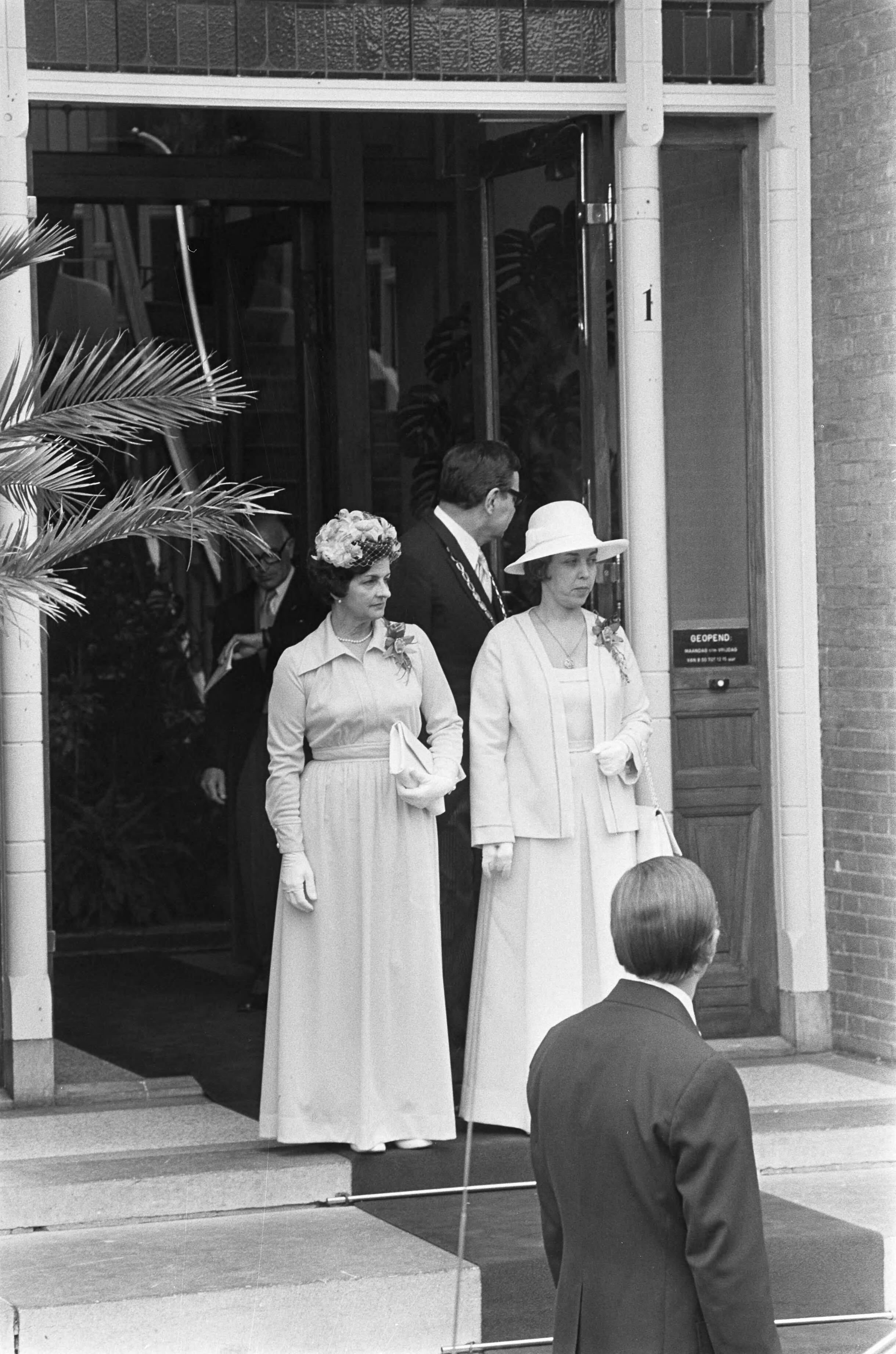 Huwelijk prinses Christina en Jorge Guillermo; de sluiting van het burgerlijk huwelijk in het stadhuis van Baarn — Gasten bij het verlaten van het stadhuis — Foto: Meerdere fotografen / Anefo. Licentie: Set B: Rechtenvrij / Publiek Domein. Bron: Nationaal Archief. http://hdl.handle.net/10648/ac6c543a-d0b4-102d-bcf8-003048976d84