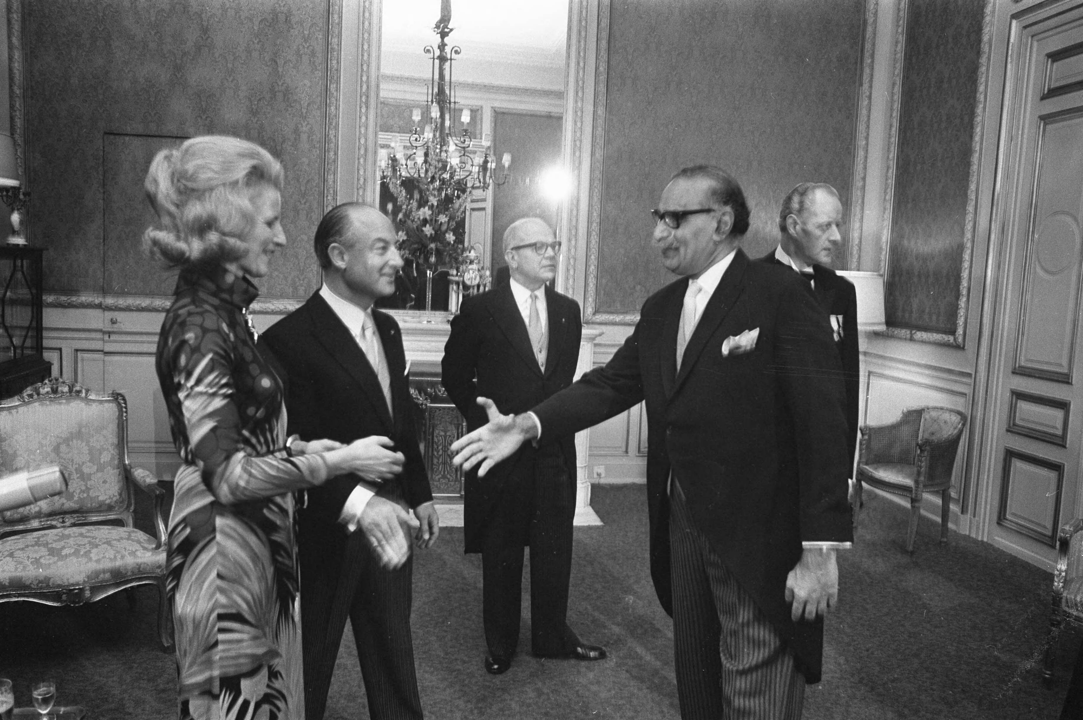 Fotocollectie Anefo — Minister Schmelzer ( Buitenlandse Zaken ) houdt nieuwjaarsreceptie Den Haag — Foto: Mieremet, Rob / Anefo. Licentie: Set B: Rechtenvrij / Publiek Domein. Bron: Nationaal Archief. http://hdl.handle.net/10648/abdd9a74-d0b4-102d-bcf8-003048976d84