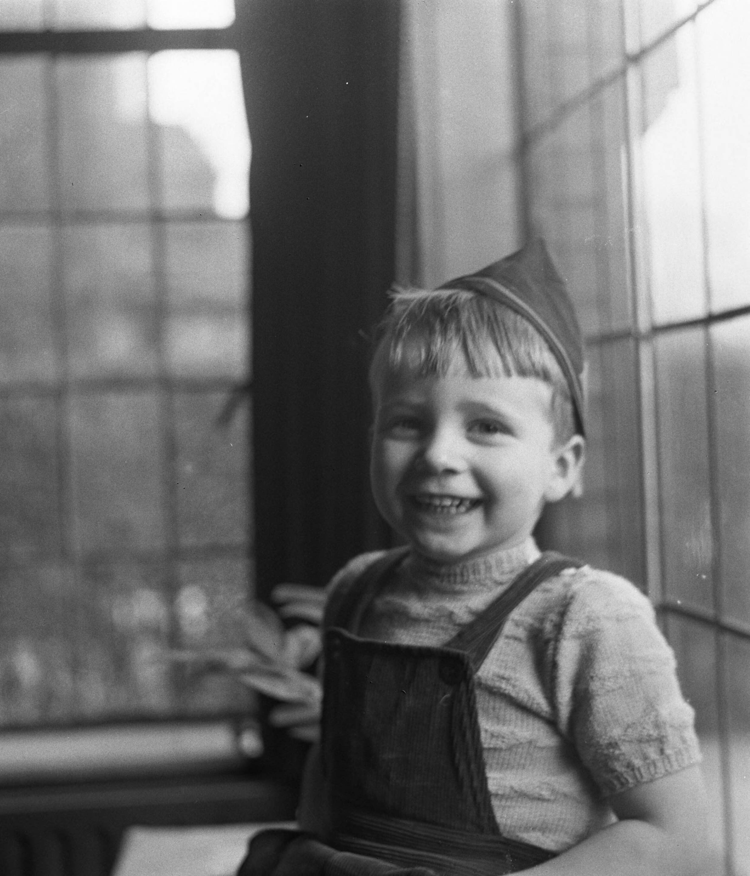 Fotocollectie Anefo — Opdracht Heer Smulders Voorburg. Kinderfoto's. Kleuter met muts in venster — Foto: Bilsen, Joop van / Anefo. Licentie: Set B: Rechtenvrij / Publiek Domein. Bron: Nationaal Archief. http://hdl.handle.net/10648/a906e828-d0b4-102d-bcf8-003048976d84