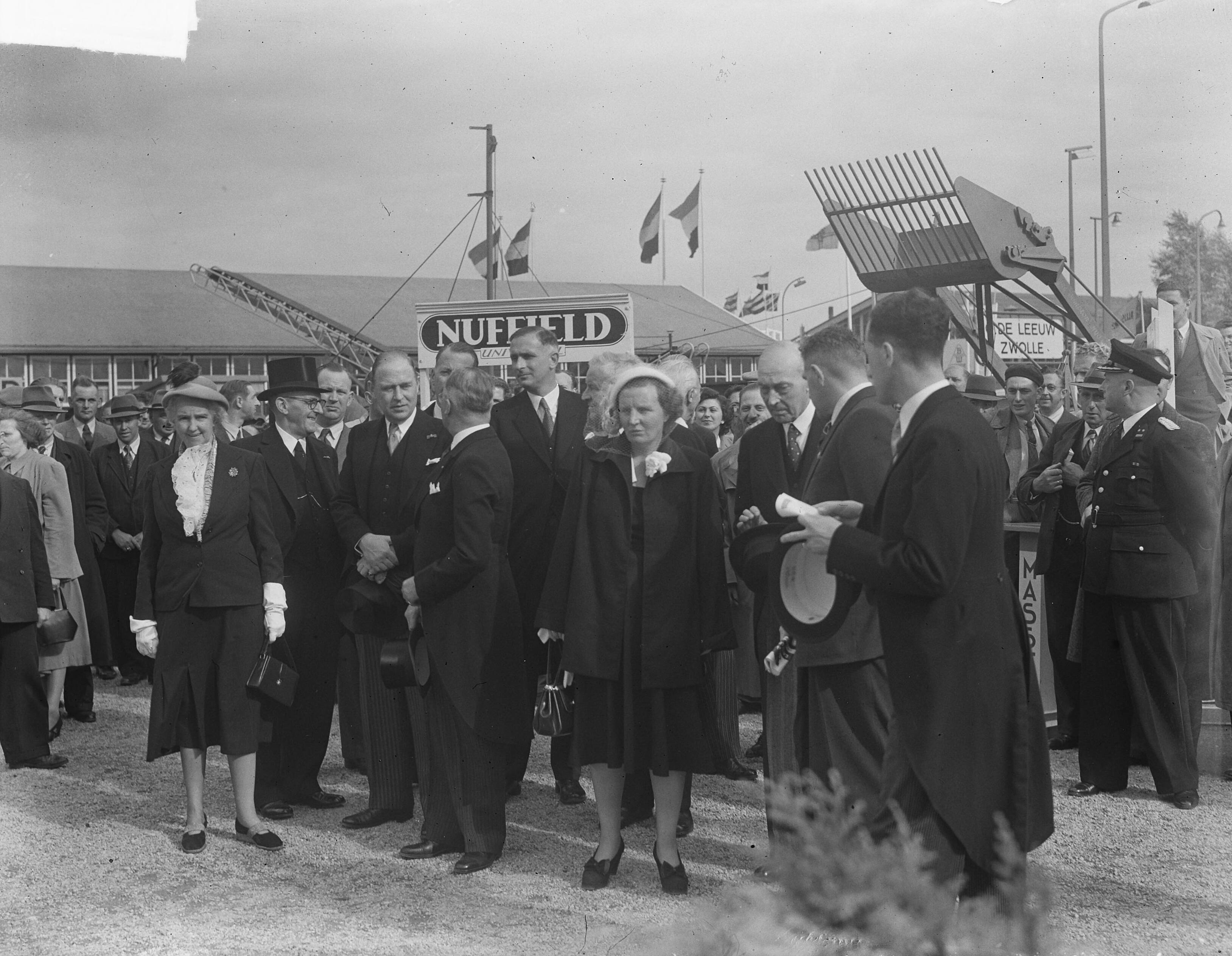 Bezoek van koningin Juliana aan de Jaarbeurs te Utrecht (1950) — Bezoek koningin Juliana aan Jaarbeurs — Foto: Winterbergen, Rolf / Anefo. Licentie: Set B: Rechtenvrij / Publiek Domein. Bron: Nationaal Archief. http://hdl.handle.net/10648/a8dedf2c-d0b4-102d-bcf8-003048976d84