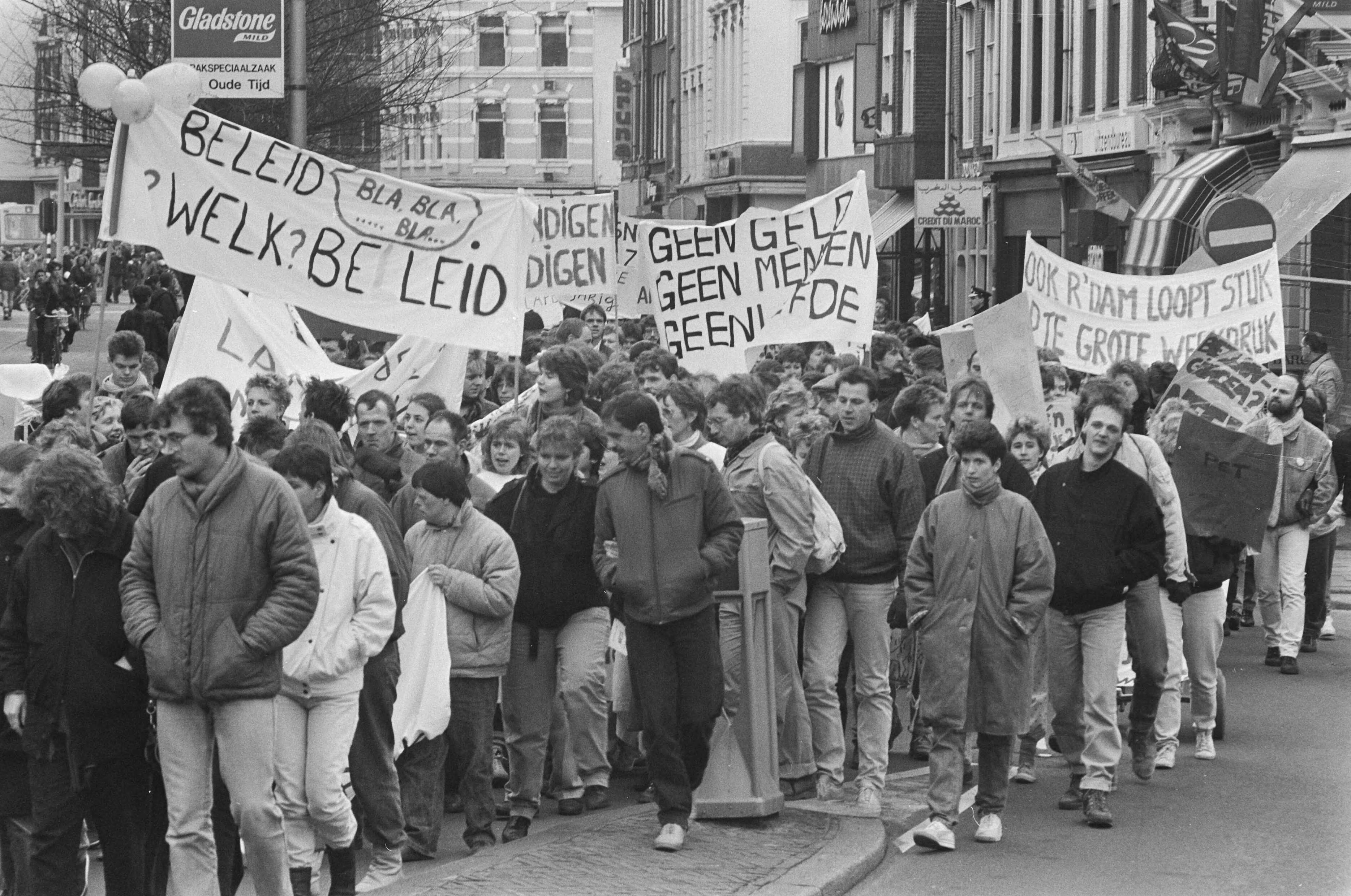 Fotocollectie Anefo — Demonstratie tegen bezuinigingen in zwakzinnigenzorg in Utrecht — Foto: Gerrits, Roland / Anefo. Licentie: Set B: Rechtenvrij / Publiek Domein. Bron: Nationaal Archief. http://hdl.handle.net/10648/ad5d1096-d0b4-102d-bcf8-003048976d84