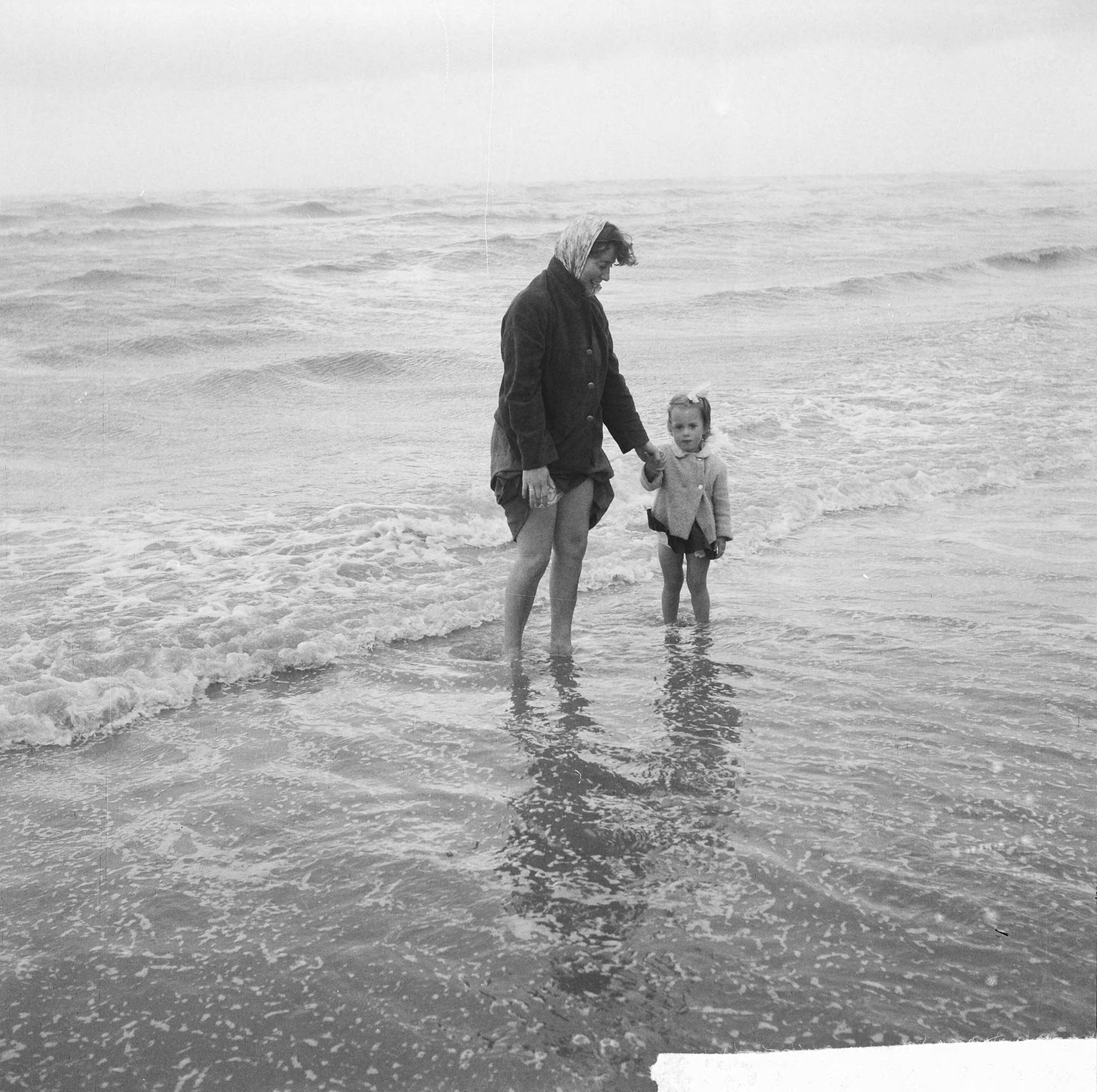 Fotocollectie Anefo — Strand Zandvoort bij storm — Foto: Nijs, Jac. de / Anefo. Licentie: Set B: Rechtenvrij / Publiek Domein. Bron: Nationaal Archief. http://hdl.handle.net/10648/aa176256-d0b4-102d-bcf8-003048976d84