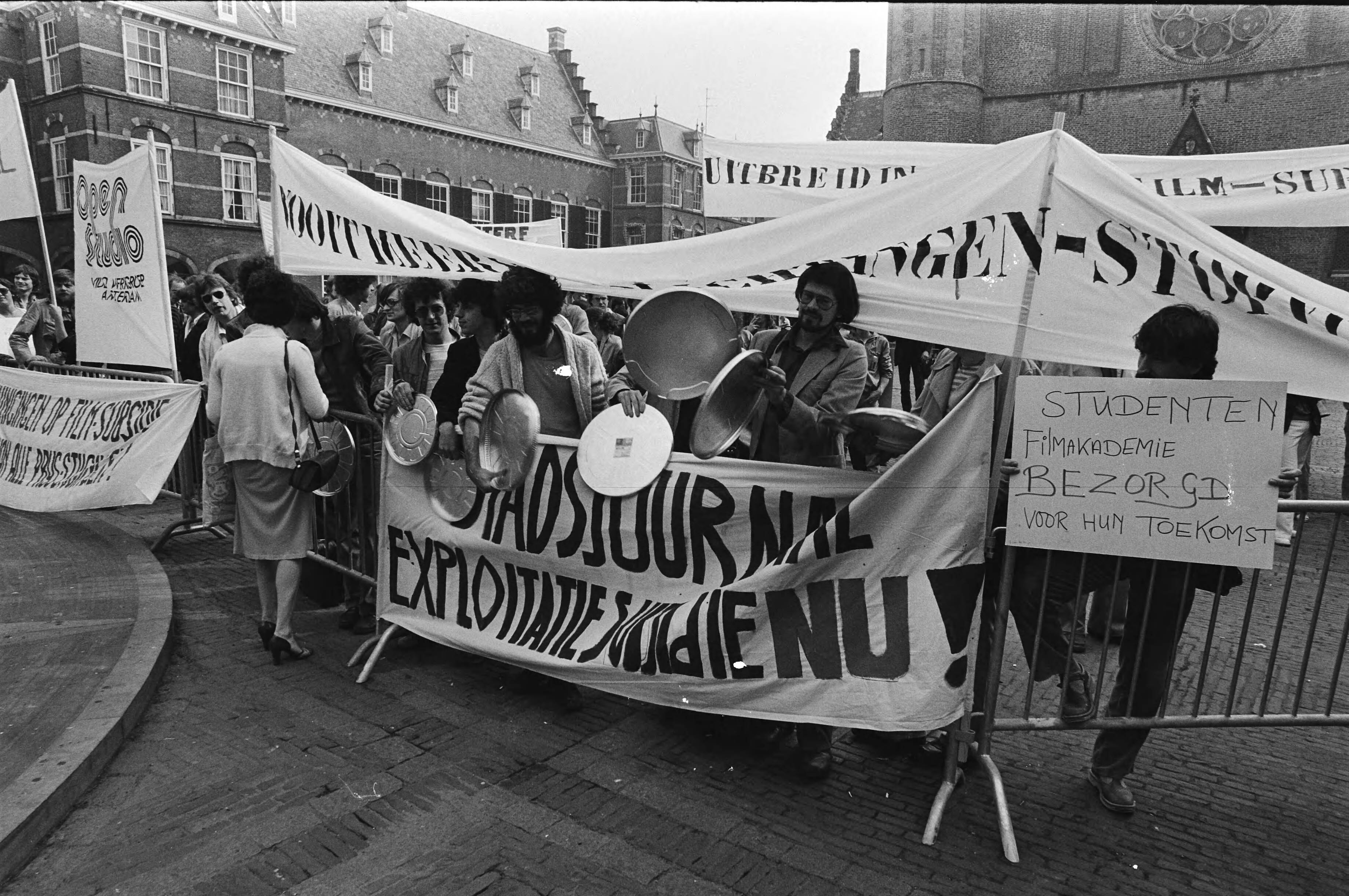 Fotocollectie Anefo — Filmmakers demonstreren voor subsidie ( Den Haag ); demonstranten op Binnenhof — Foto: Antonisse, Marcel / Anefo. Licentie: Set B: Rechtenvrij / Publiek Domein. Bron: Nationaal Archief. http://hdl.handle.net/10648/ace25bee-d0b4-102d-bcf8-003048976d84