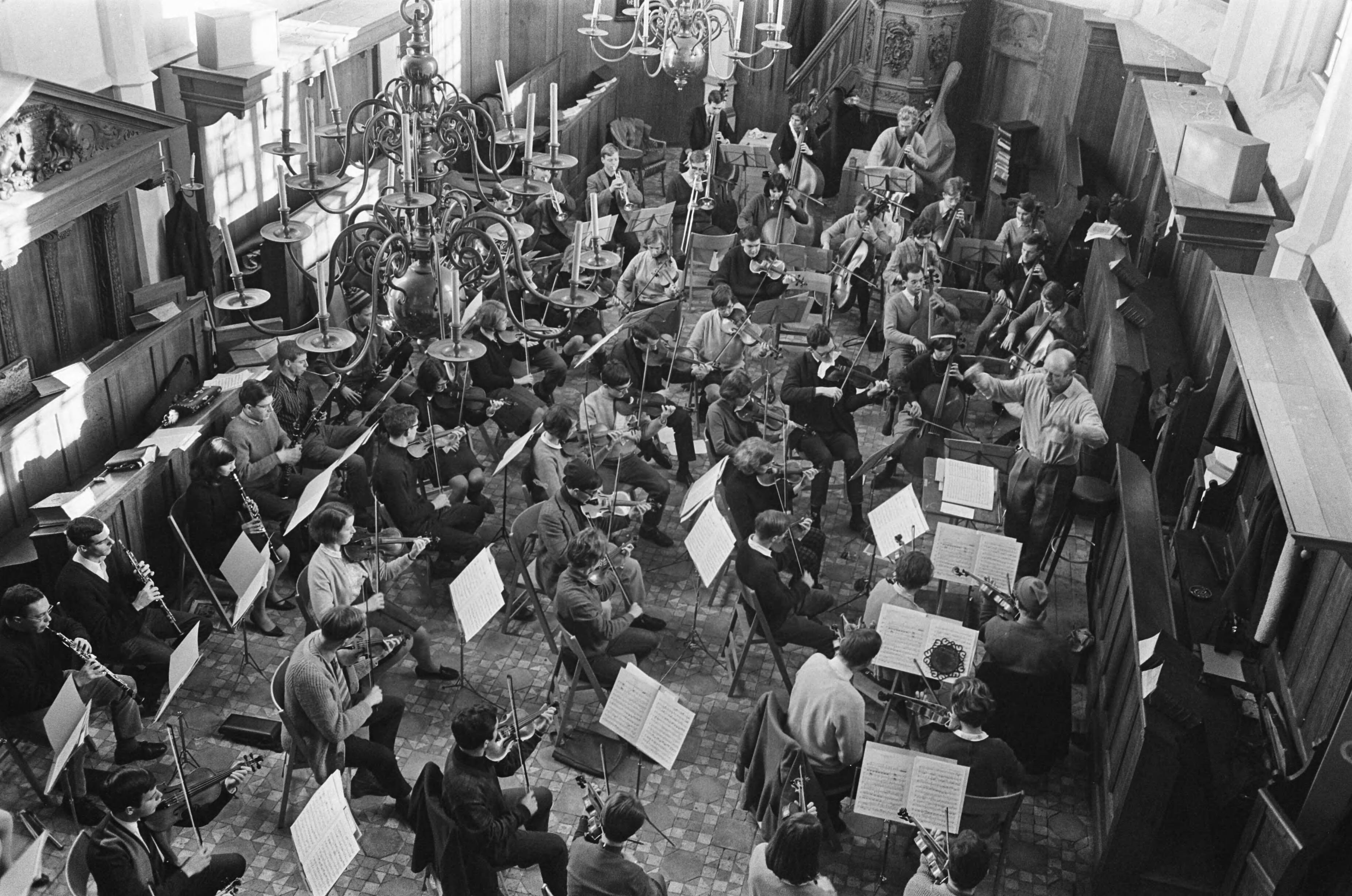 Fotocollectie Anefo — Studenten Orkest oefent in kerk van Bergen. De paukenist met ijsmuts maakt handig gebruik van zijn stokken — Foto: Koch, Eric / Anefo. Licentie: Set B: Rechtenvrij / Publiek Domein. Bron: Nationaal Archief. http://hdl.handle.net/10648/ab31d856-d0b4-102d-bcf8-003048976d84