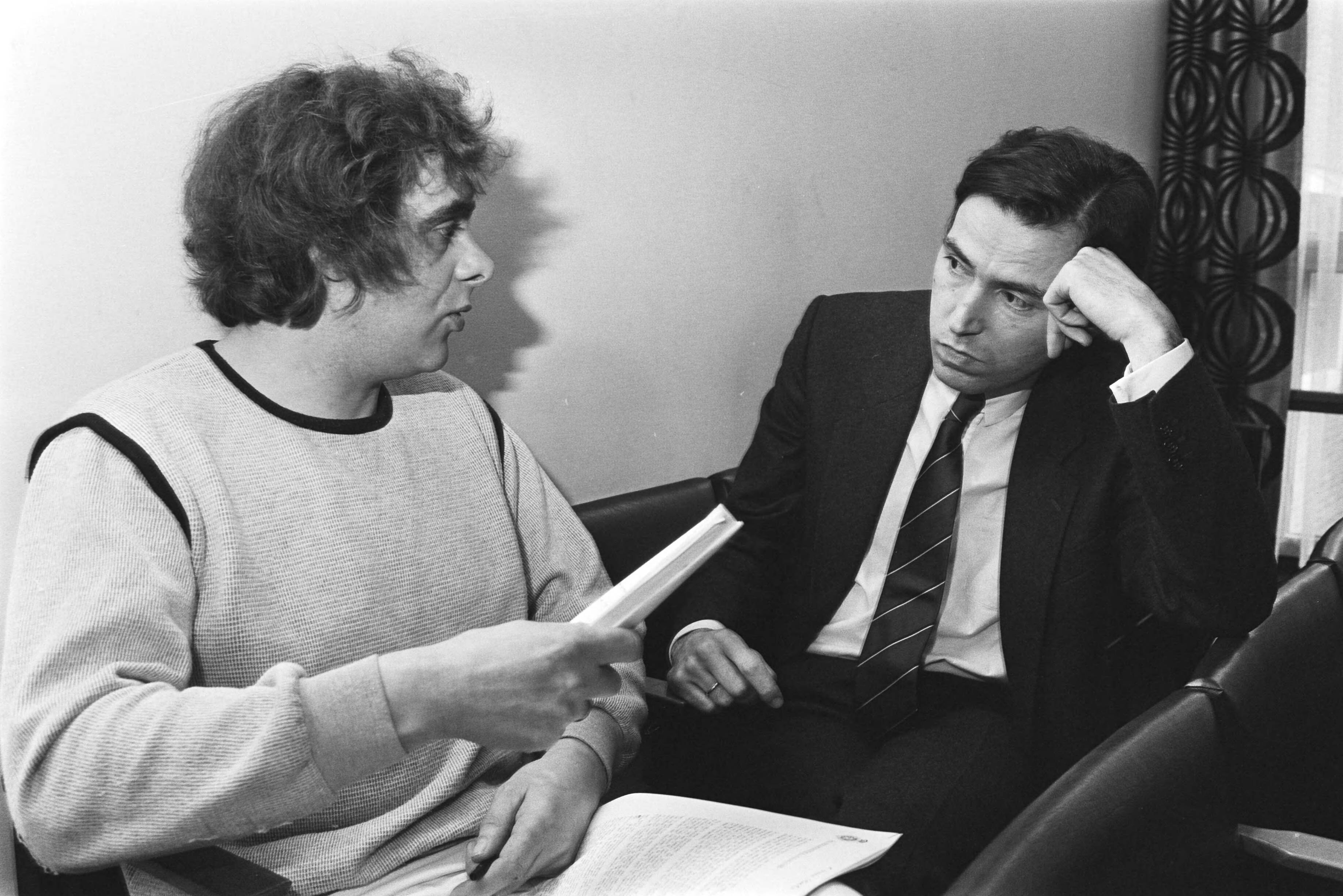 Fotocollectie Anefo — Den Haag , minister Brinkman (WVC) praat met BBK-voorz. Henk Rijzinga (l) over de bezetting van het Van Goghmuseum — Foto: Antonisse, Marcel / Anefo. Licentie: Set B: Rechtenvrij / Publiek Domein. Bron: Nationaal Archief. http://hdl.handle.net/10648/ad340908-d0b4-102d-bcf8-003048976d84