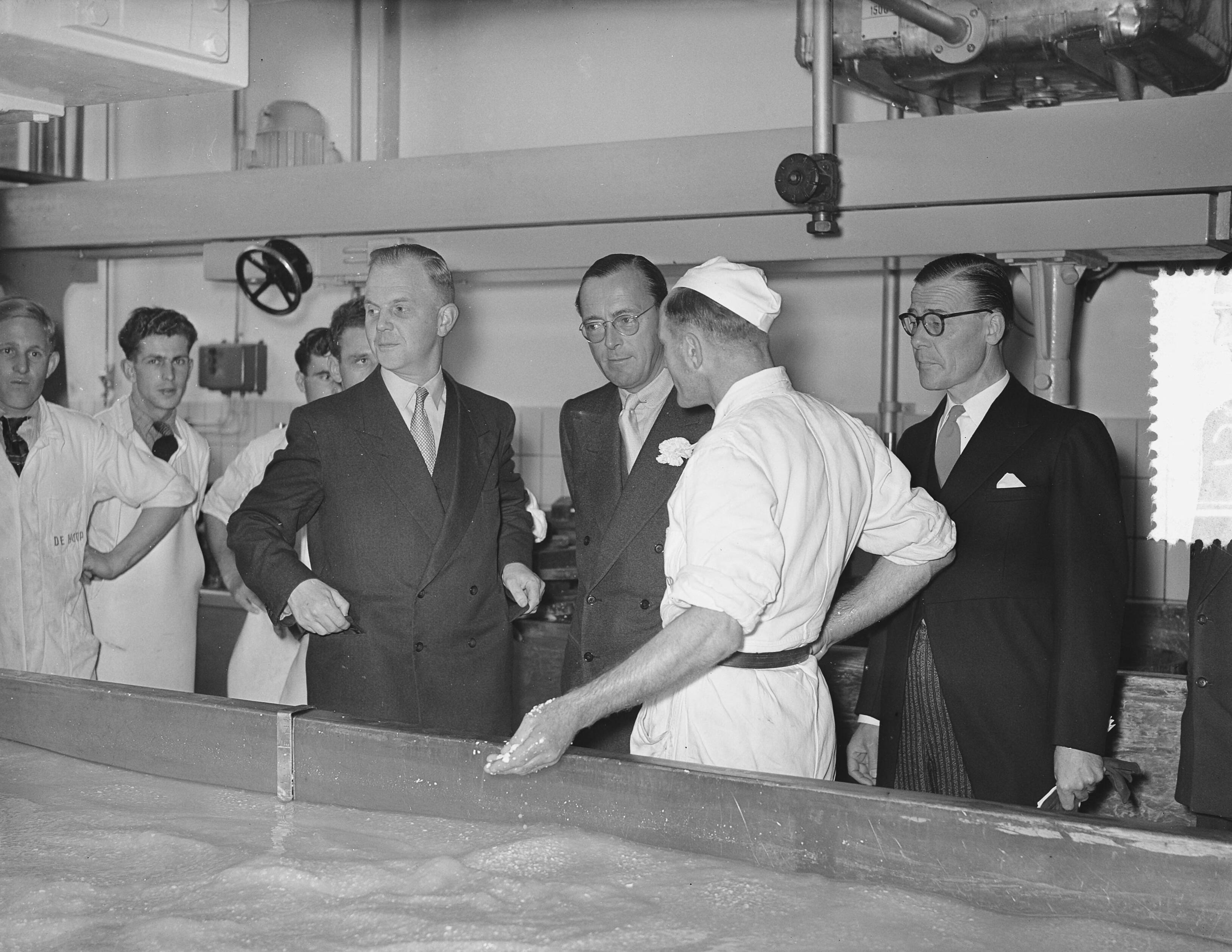 Prins Bernhard bezoekt West-Brabant — Prins Bernhard bezoekt industriegebied Etten-Leur. Bezoek aan Coop. Zuivelfabriek "De Hoop" te Etten — Foto: Bilsen, Joop van / Anefo. Licentie: Set B: Rechtenvrij / Publiek Domein. Bron: Nationaal Archief. http://hdl.handle.net/10648/a93c2434-d0b4-102d-bcf8-003048976d84