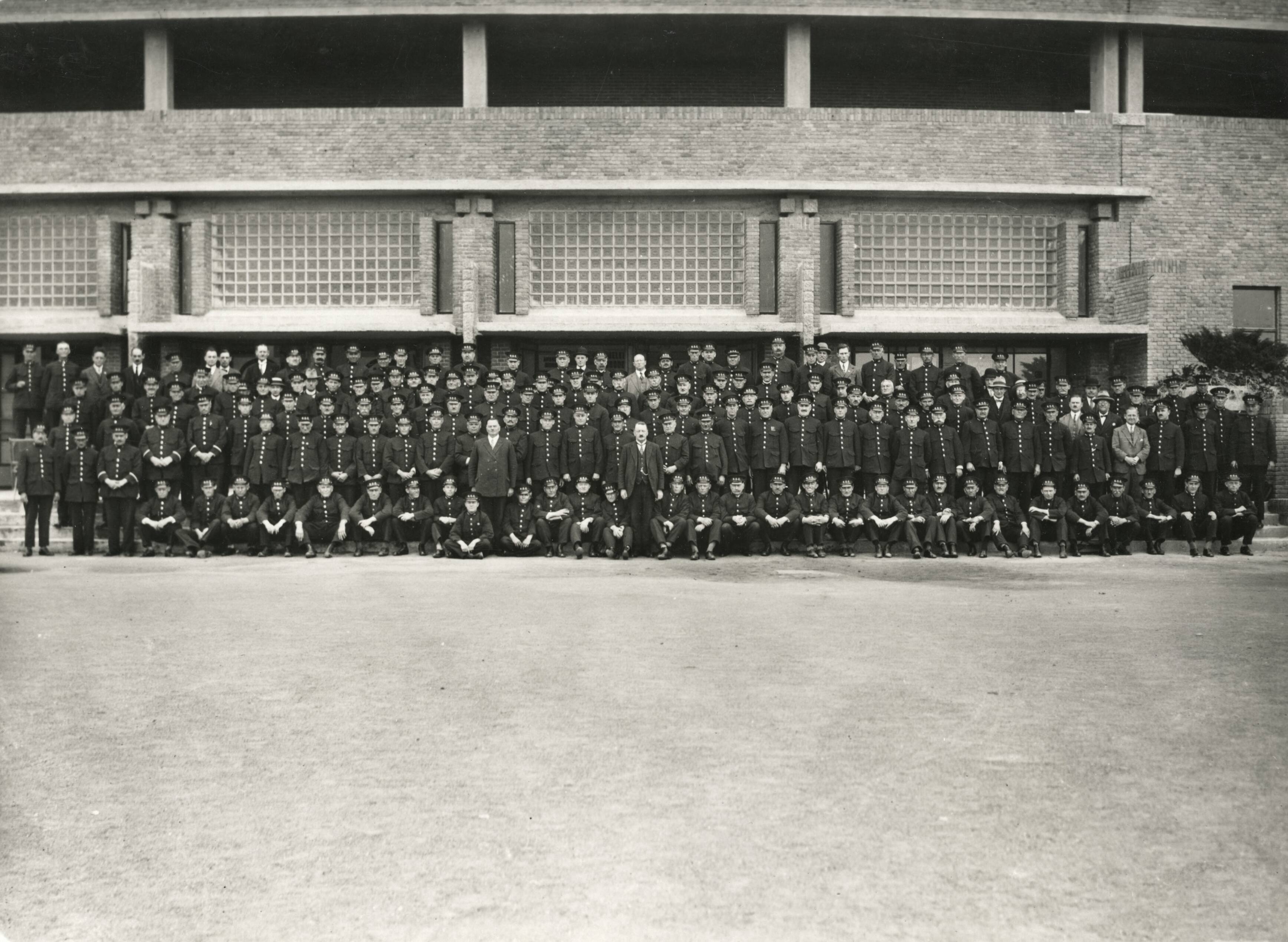 Sport — Sport. Olympische Spelen 1928 Amsterdam, Nederland. Groepsfoto medewerkers van het N.O.C. — Foto: Fotograaf Onbekend / Algemeen Fotobureau Amsterdam / Rechtenvrij (05589). Licentie: Set B: Rechtenvrij / Publiek Domein. Bron: Nationaal Archief. http://hdl.handle.net/10648/35429da7-09c7-a382-e063-6df0900a6686