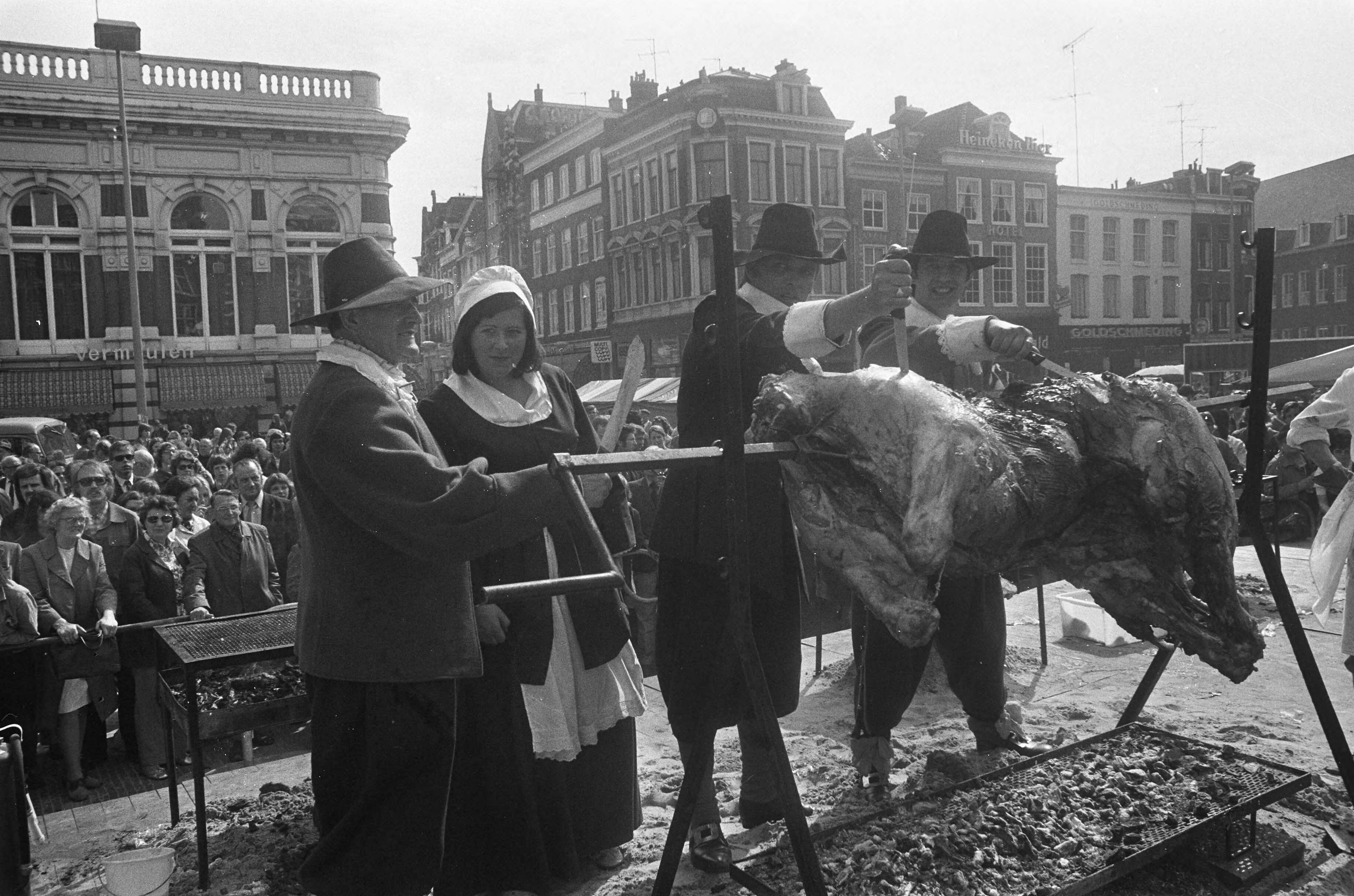 Fotocollectie Anefo — Herdenking beleg van Haarlem 1573, os wordt gebraden op Grote Markt — Foto: Peters, Hans / Anefo. Licentie: Set B: Rechtenvrij / Publiek Domein. Bron: Nationaal Archief. http://hdl.handle.net/10648/ac2c9c28-d0b4-102d-bcf8-003048976d84