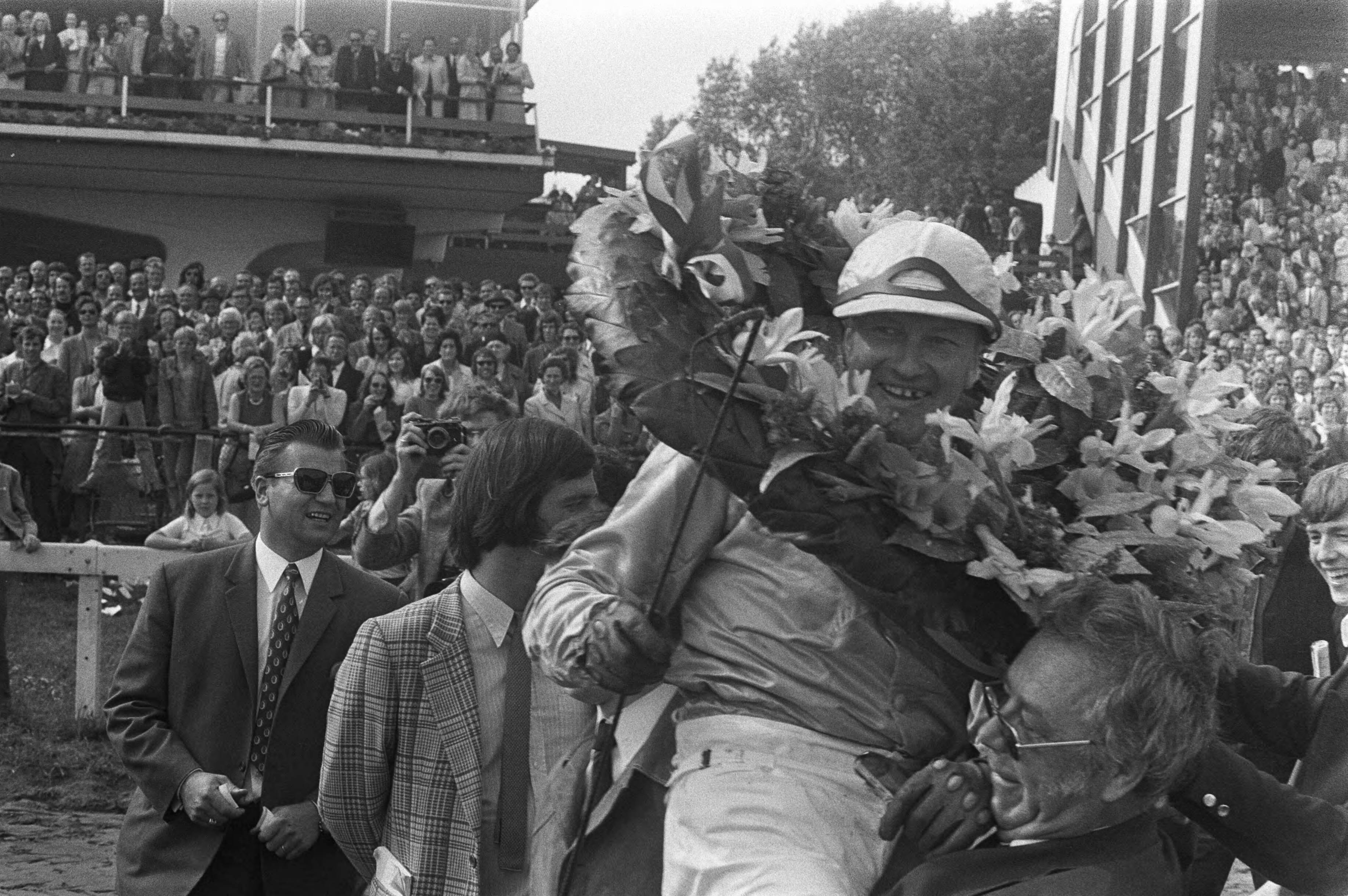 Fotocollectie Anefo — Grote Prijs der Lage Landen.Jockey George Desoete tijdens de ereronde na de behaalde overwinning — Foto: Verhoeff, Bert / Anefo. Licentie: Set B: Rechtenvrij / Publiek Domein. Bron: Nationaal Archief. http://hdl.handle.net/10648/abeda702-d0b4-102d-bcf8-003048976d84