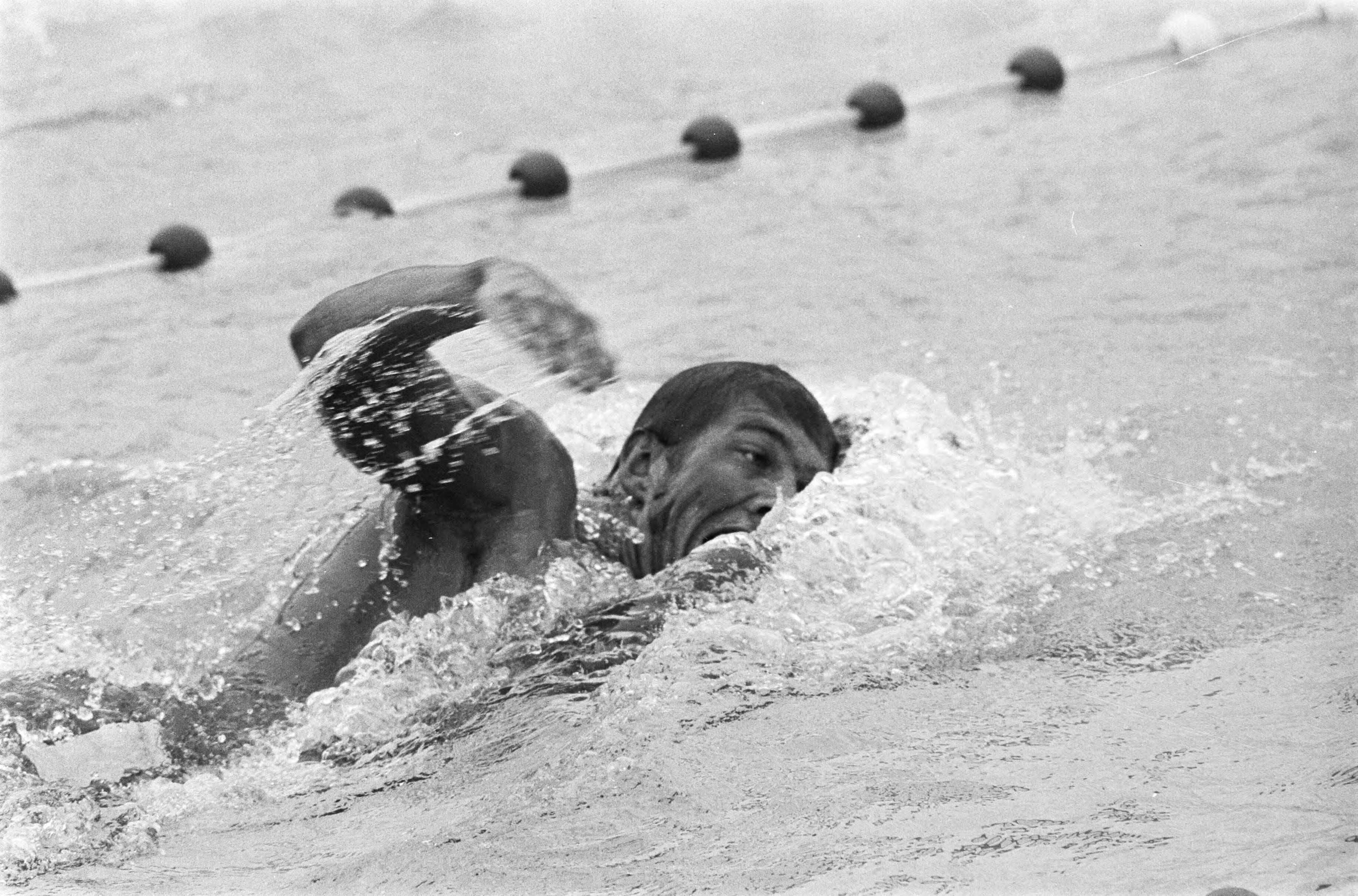 Fotocollectie Anefo — Nationale zwemkampioenschappen te Den Haag , Peter Prijdekker in actie — Foto: Mieremet, Rob / Anefo. Licentie: Set B: Rechtenvrij / Publiek Domein. Bron: Nationaal Archief. http://hdl.handle.net/10648/abc825b8-d0b4-102d-bcf8-003048976d84