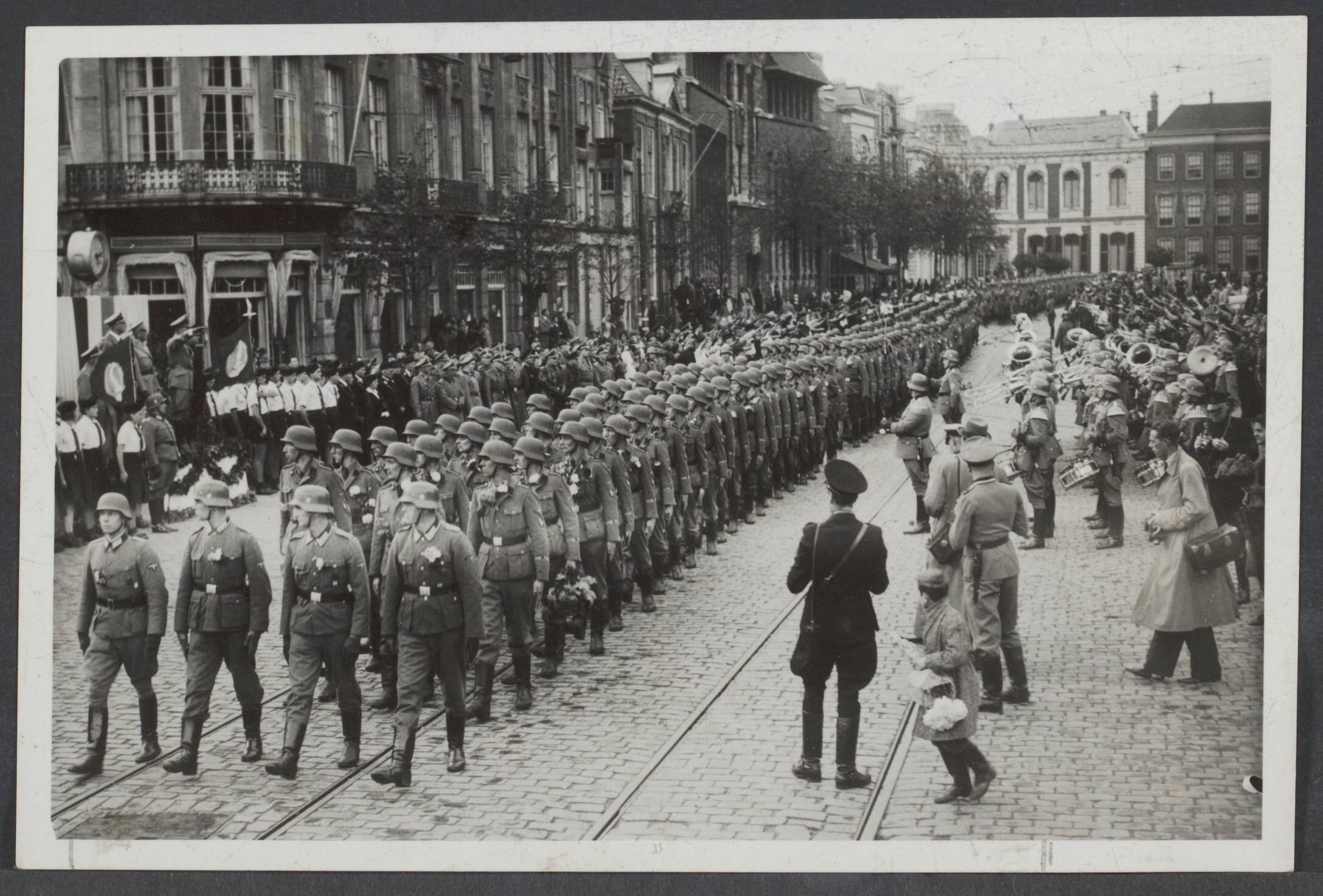 Vrijwilligers Legioen Nederland — Ook in Nederland blijft men niet achter. Vertrekkende vrijwilligers [in Den Haag] — Foto: N.V. Polygoon. Licentie: Set B: Rechtenvrij / Publiek Domein. Bron: Nationaal Archief. http://hdl.handle.net/10648/153e8e20-57e8-26f8-25c4-1650dc461afe