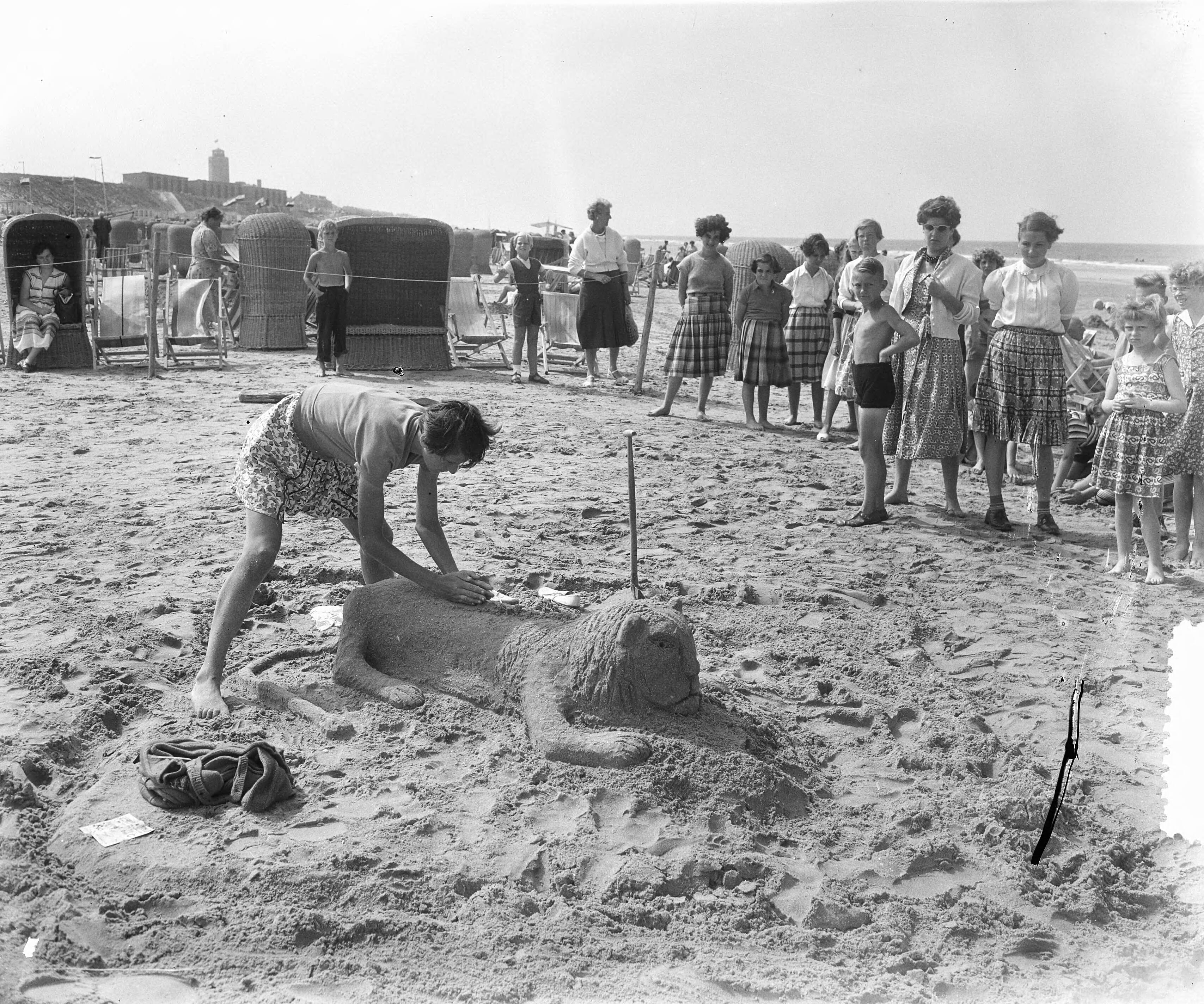 Fotocollectie Anefo — Zandbouwwedstrijd te Zandvoort — Foto: Pot, Harry / Anefo. Licentie: Set B: Rechtenvrij / Publiek Domein. Bron: Nationaal Archief. http://hdl.handle.net/10648/a9110ed4-d0b4-102d-bcf8-003048976d84