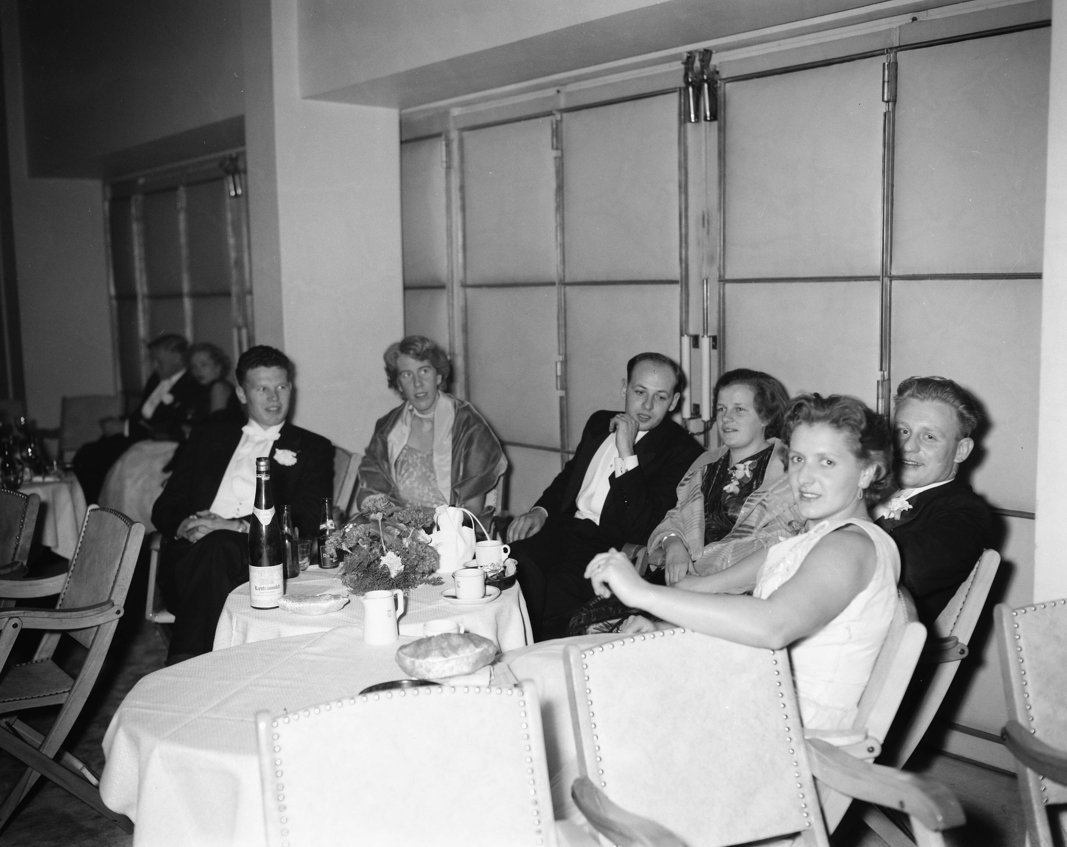 Fotocollectie Anefo — Lustrumviering van de tandheelkundige studentenvereniging "John Tomes" te Utrecht — Foto: Bilsen, Joop van / Anefo. Licentie: Set B: Rechtenvrij / Publiek Domein. Bron: Nationaal Archief. http://hdl.handle.net/10648/a96e26a0-d0b4-102d-bcf8-003048976d84