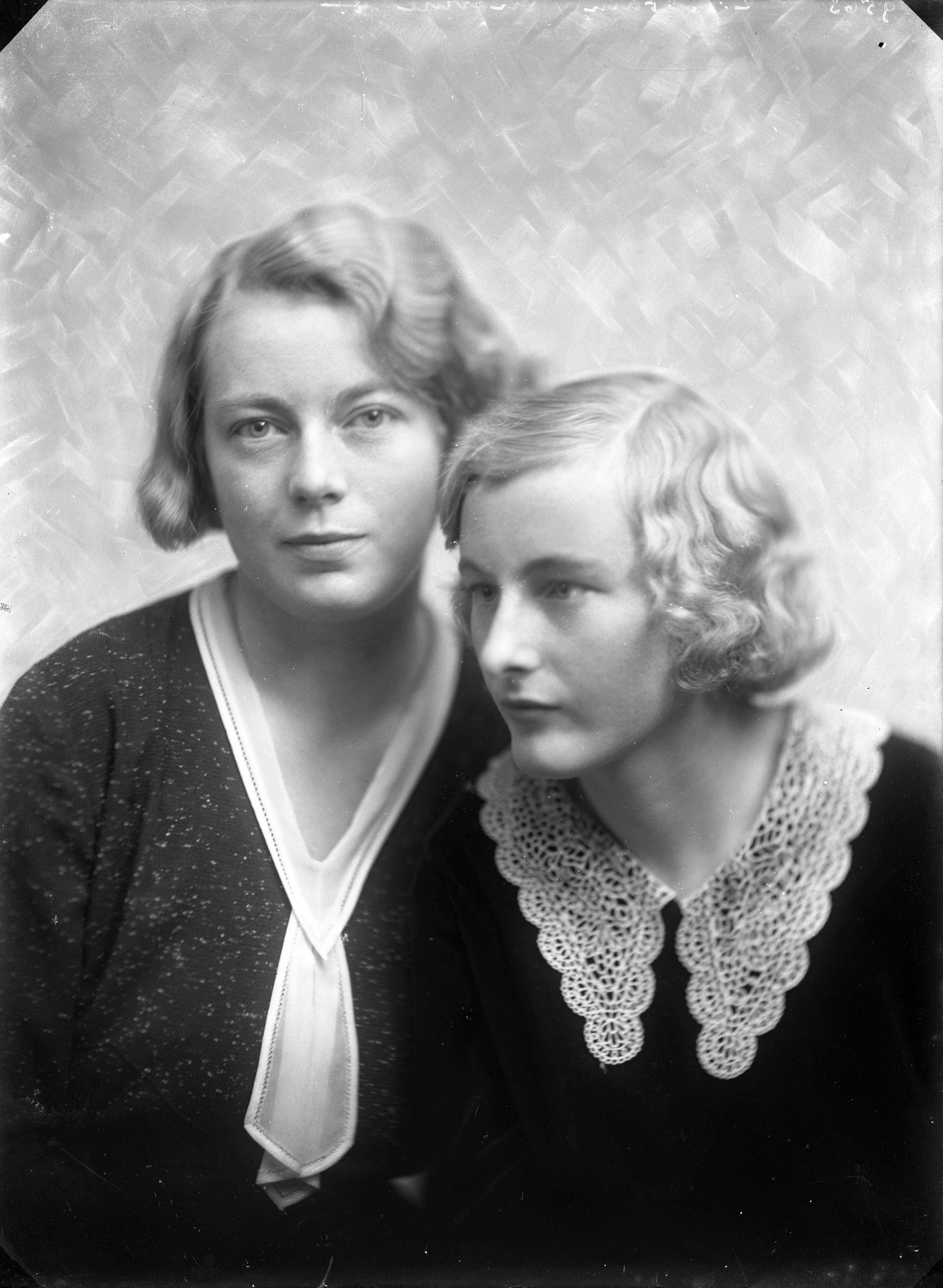 Berg, van den (BERG 050) — Studio-opnames. Twee zussen met haar in boblijn, zwarte jurken met witte kanten en organza kragen. Haarlem, Nederland. 1918-1930. 9563 C. Stam gravure — Foto: Berg, Th.C.J. van den / Spaarnestad Photo (05887). Licentie: Set B: Rechtenvrij / Publiek Domein. Bron: Nationaal Archief. http://hdl.handle.net/10648/35429da7-c7fa-a382-e063-6df0900a6686