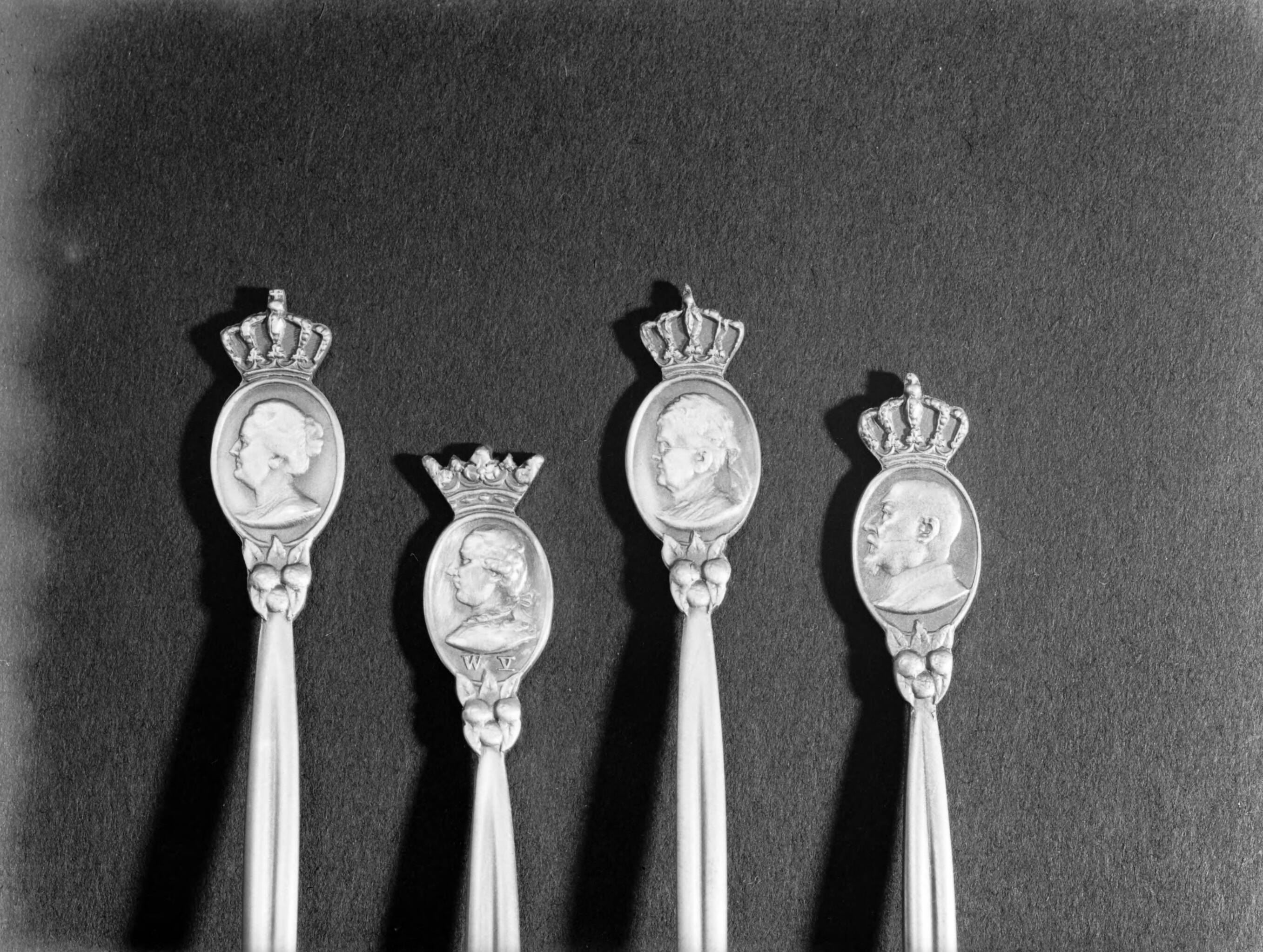 Productfoto's; zilverwerk — Lepeltjes met koningin Wilhelmina, Willem V, koningin Emma en een onbekende van de fa. Gerritsen & Van Kempen in Zeist — Foto: Poll, Willem van de. Licentie: Set B: Rechtenvrij / Publiek Domein. Bron: Nationaal Archief. http://hdl.handle.net/10648/ae9e5adc-d0b4-102d-bcf8-003048976d84