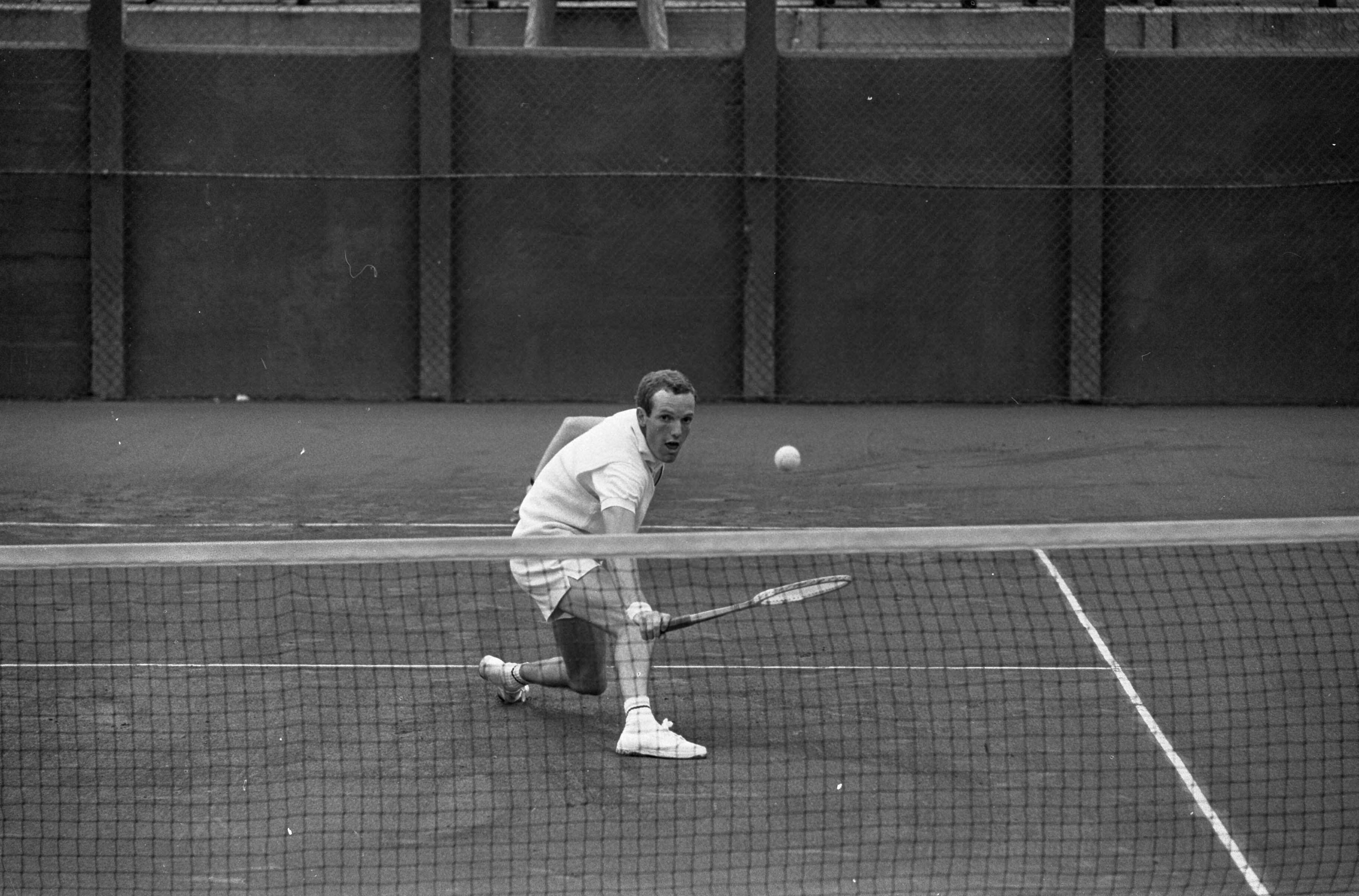 Fotocollectie Anefo — Nationale Tenniskampioenschappen te Scheveningen. Tom Okker in aktie — Foto: Kroon, Ron / Anefo. Licentie: Set B: Rechtenvrij / Publiek Domein. Bron: Nationaal Archief. http://hdl.handle.net/10648/ab22b59c-d0b4-102d-bcf8-003048976d84