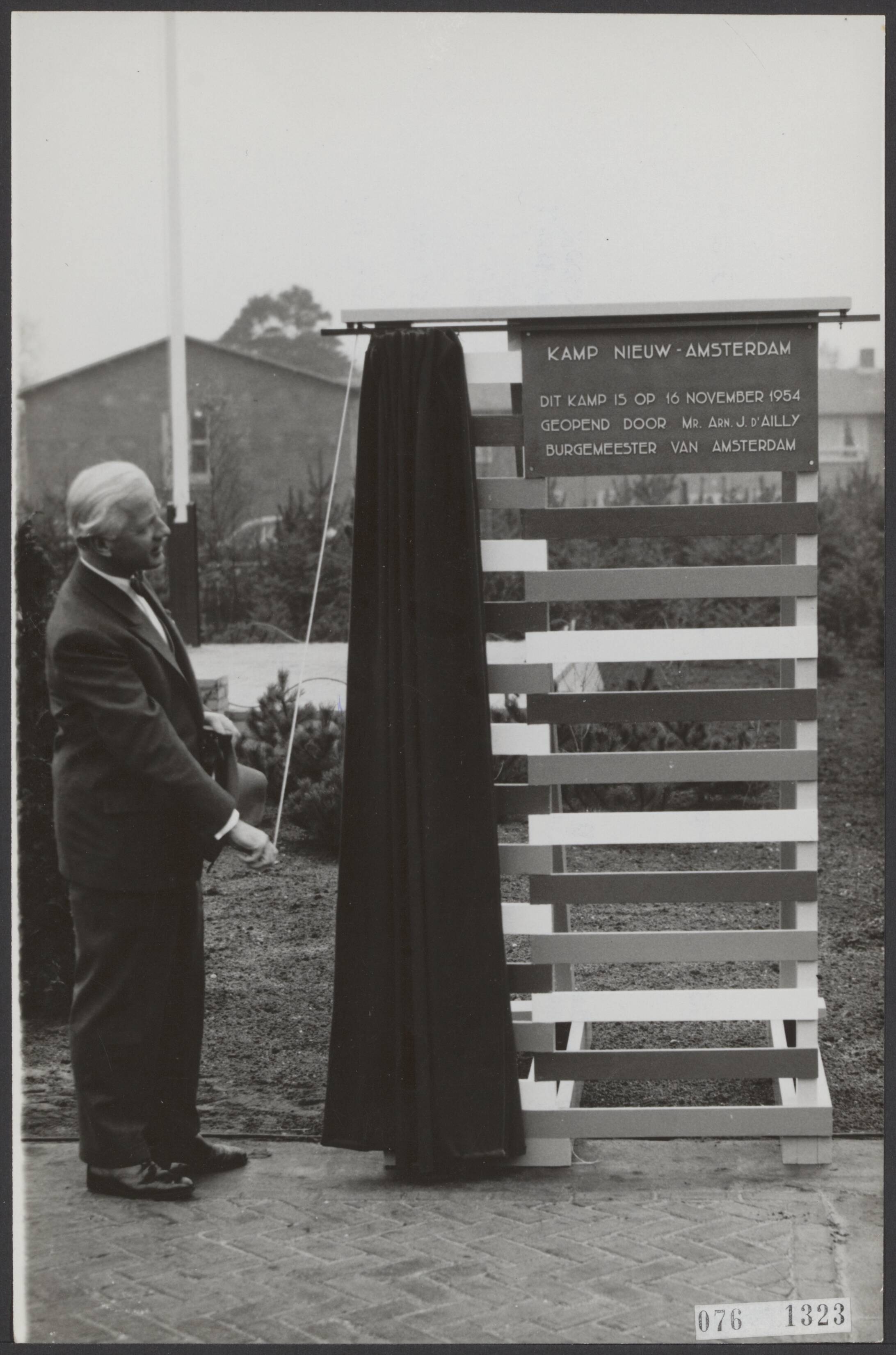 Fotocollectie Elsevier Binnenland — Het nieuwe legeringskamp voor Amerikanen "Kamp Nieuw-Amsterdam" werd officieel geopend door burgemeester d'Ailly — Foto: Fotograaf Onbekend / Anefo. Licentie: Set B: Rechtenvrij / Publiek Domein. Bron: Nationaal Archief. http://hdl.handle.net/10648/ae1844b0-d0b4-102d-bcf8-003048976d84