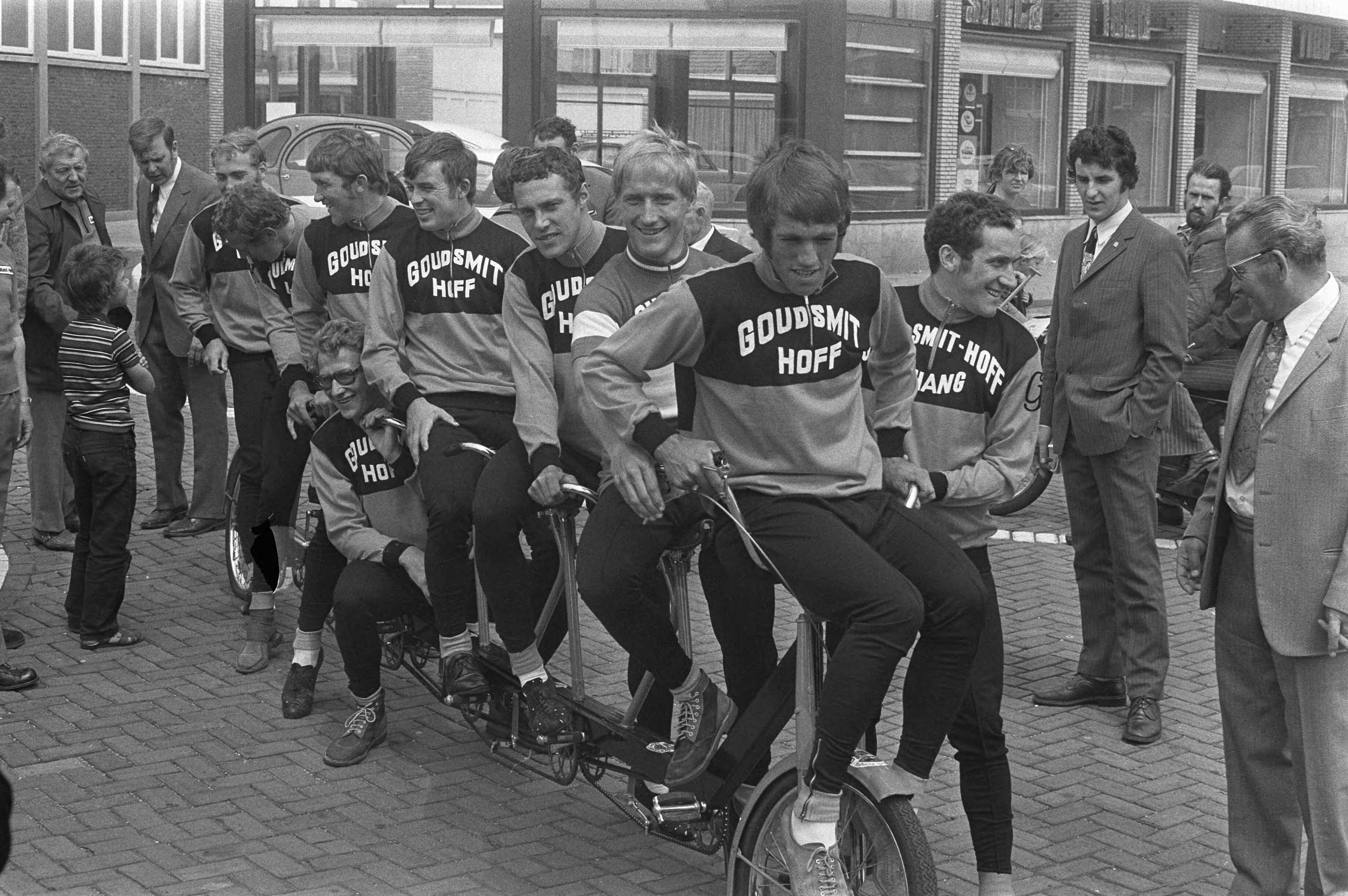 Fotocollectie Anefo — Presentatie van de Nederlandse ploeg (Goudsmit - Hoff) voor de 59e Tour de France in Scheveningen, de hele ploeg — Foto: Verhoeff, Bert / Anefo. Licentie: Set B: Rechtenvrij / Publiek Domein. Bron: Nationaal Archief. http://hdl.handle.net/10648/abedcfde-d0b4-102d-bcf8-003048976d84