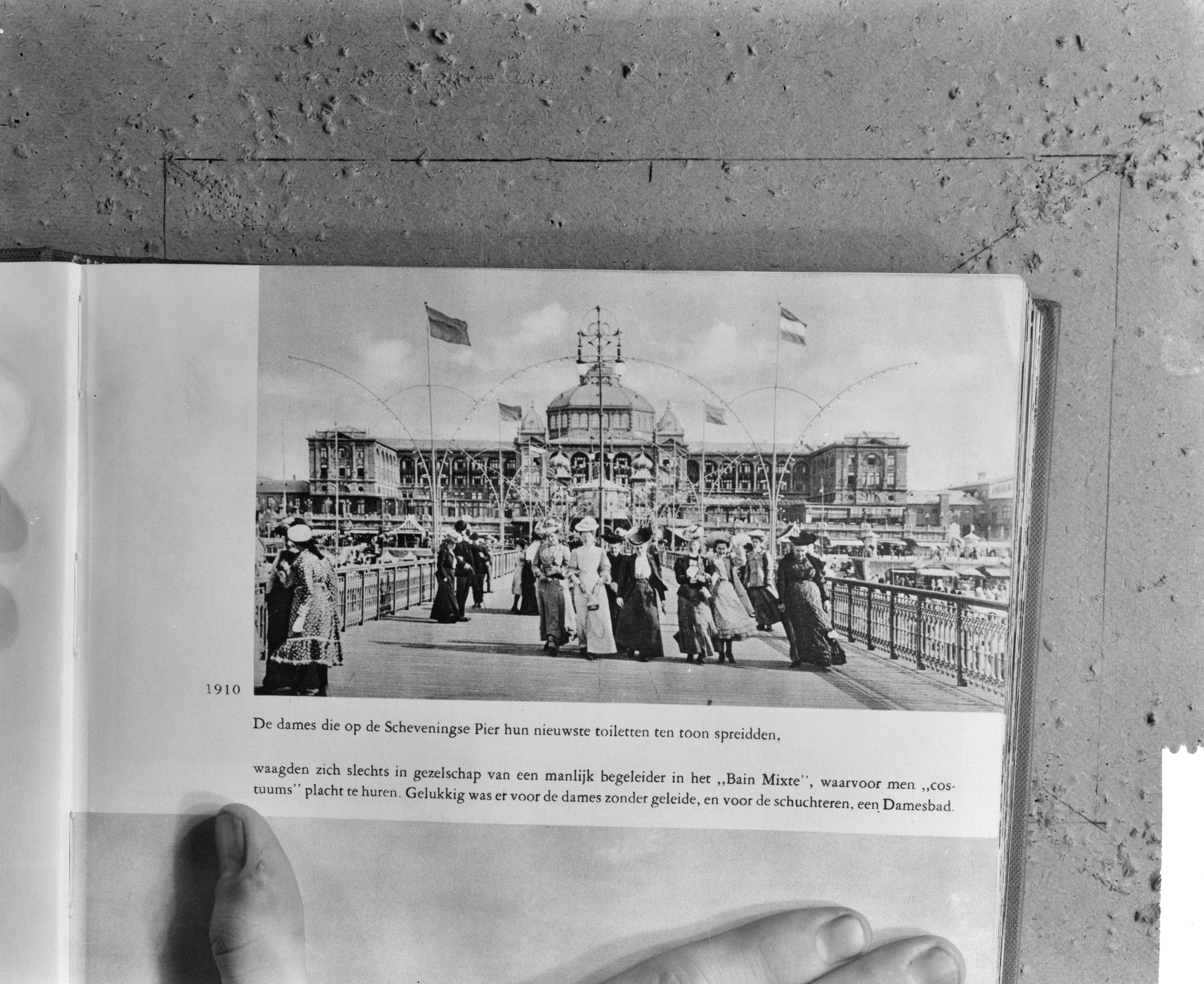 Fotocollectie Anefo — Historisch leven, strandleven. Scheveningse pier anno 1910 — Foto: Doka / Anefo. Licentie: Set B: Rechtenvrij / Publiek Domein. Bron: Nationaal Archief. http://hdl.handle.net/10648/aa5d046e-d0b4-102d-bcf8-003048976d84