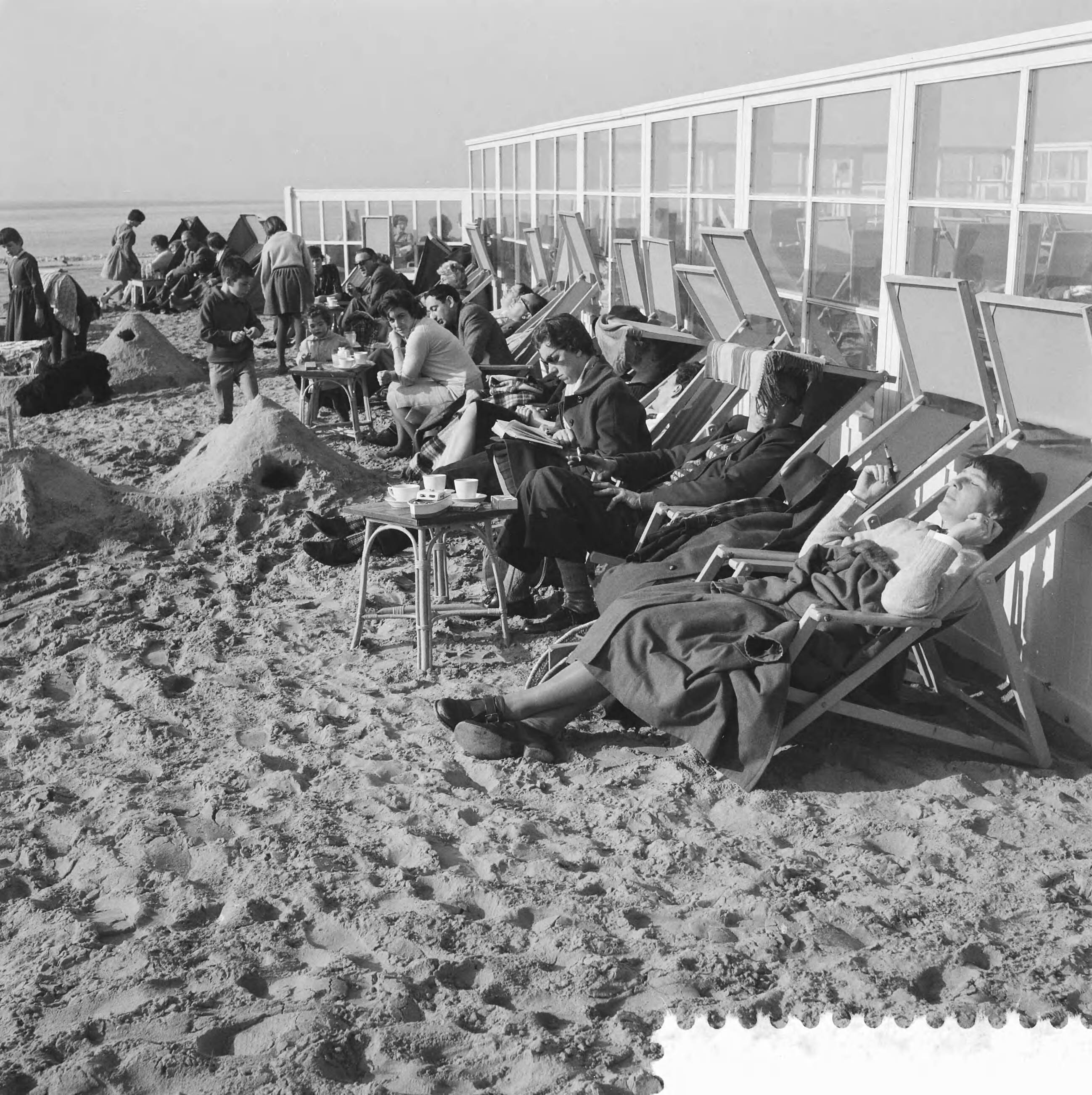 Fotocollectie Anefo — Drukte op het strand te Zandvoort — Foto: Lindeboom, Henk / Anefo. Licentie: Set B: Rechtenvrij / Publiek Domein. Bron: Nationaal Archief. http://hdl.handle.net/10648/a9aa0e5e-d0b4-102d-bcf8-003048976d84