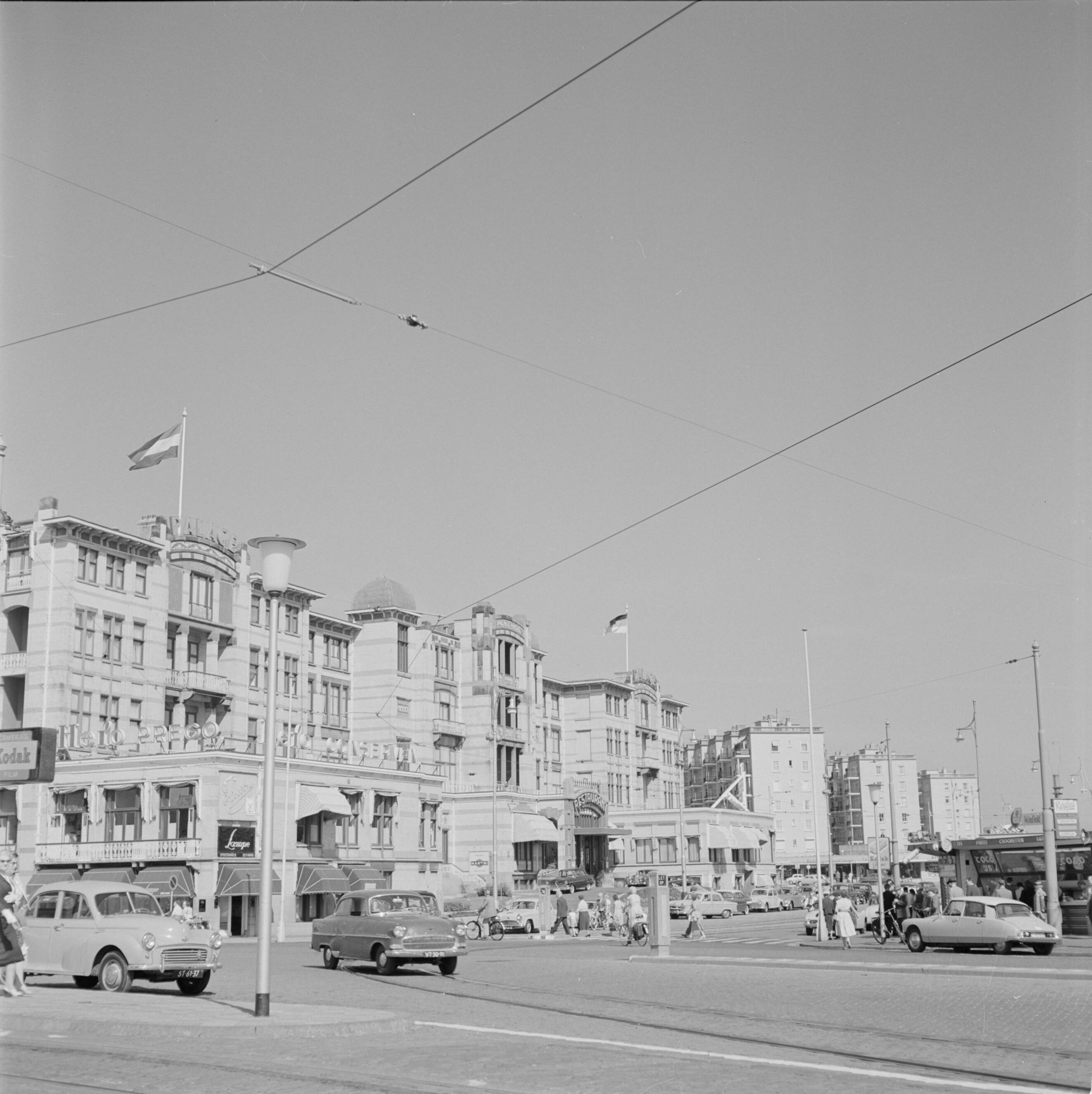 Scheveningen. — Gezicht op het Palace Hotel aan het Gevers Deynootplein in Scheveningen — Foto: Poll, Willem van de. Licentie: Set B: Rechtenvrij / Publiek Domein. Bron: Nationaal Archief. http://hdl.handle.net/10648/aeceeba2-d0b4-102d-bcf8-003048976d84