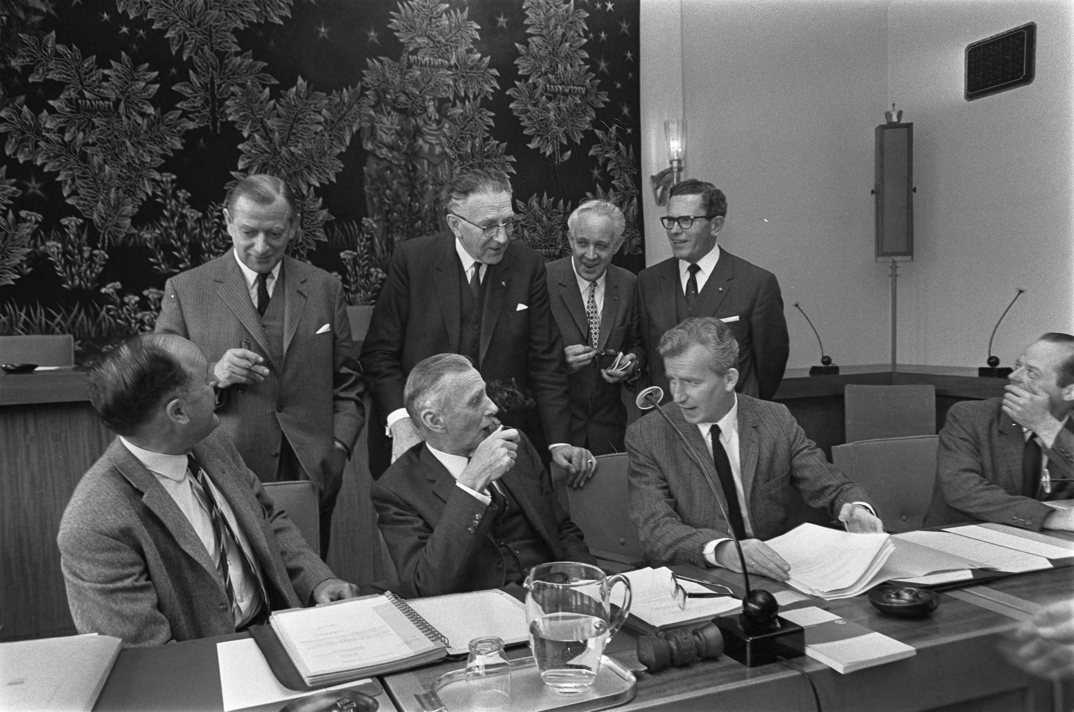Fotocollectie Anefo — Stichting van de Arbeid bijeen te Den Haag — Foto: Kroon, Ron / Anefo. Licentie: Set B: Rechtenvrij / Publiek Domein. Bron: Nationaal Archief. http://hdl.handle.net/10648/ab4254ec-d0b4-102d-bcf8-003048976d84
