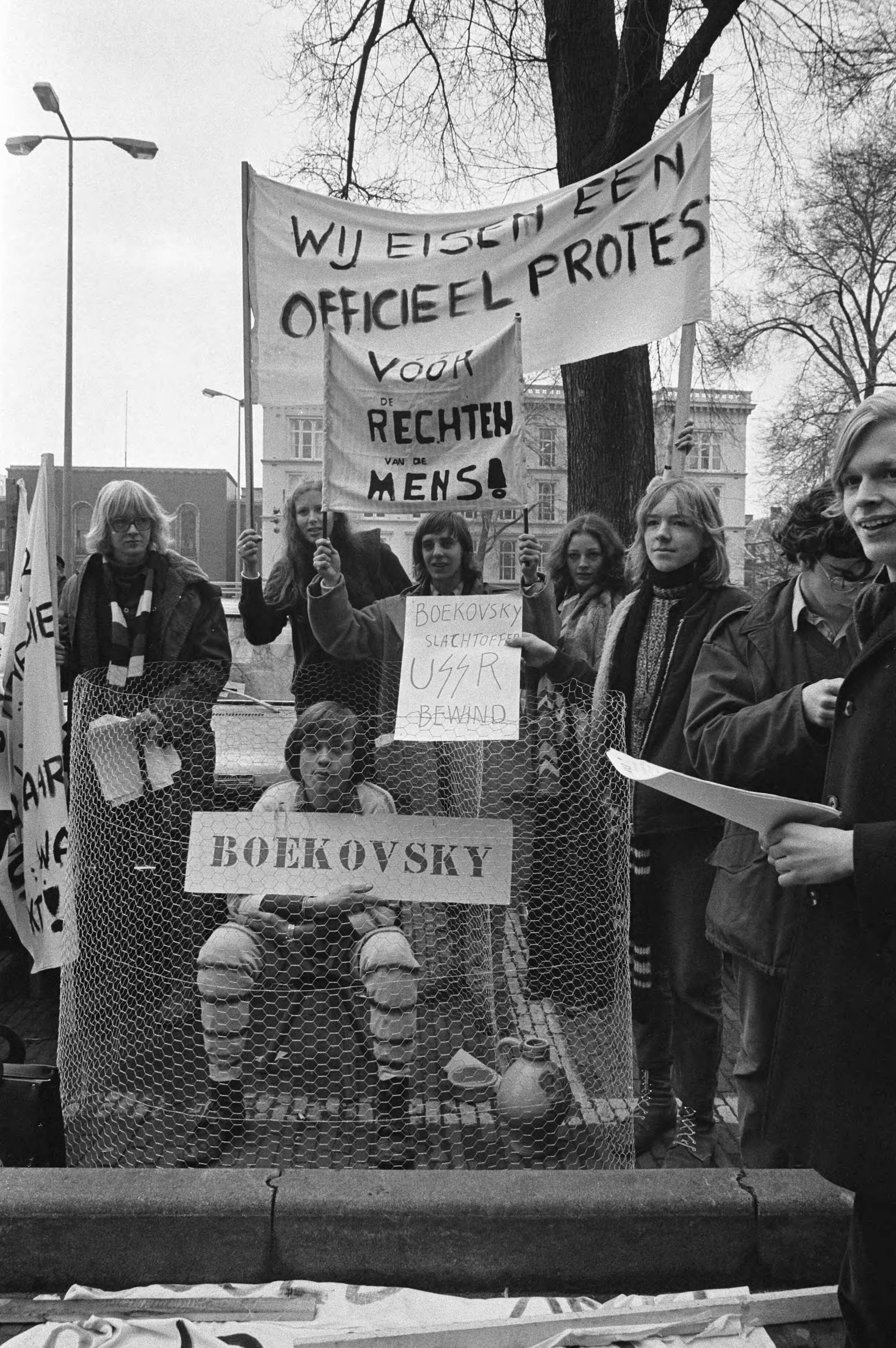 Fotocollectie Anefo — Demonstratie in Den Haag voor Russische schrijver Boekovsky — Foto: Mieremet, Rob / Anefo. Licentie: Set B: Rechtenvrij / Publiek Domein. Bron: Nationaal Archief. http://hdl.handle.net/10648/abe06f6a-d0b4-102d-bcf8-003048976d84