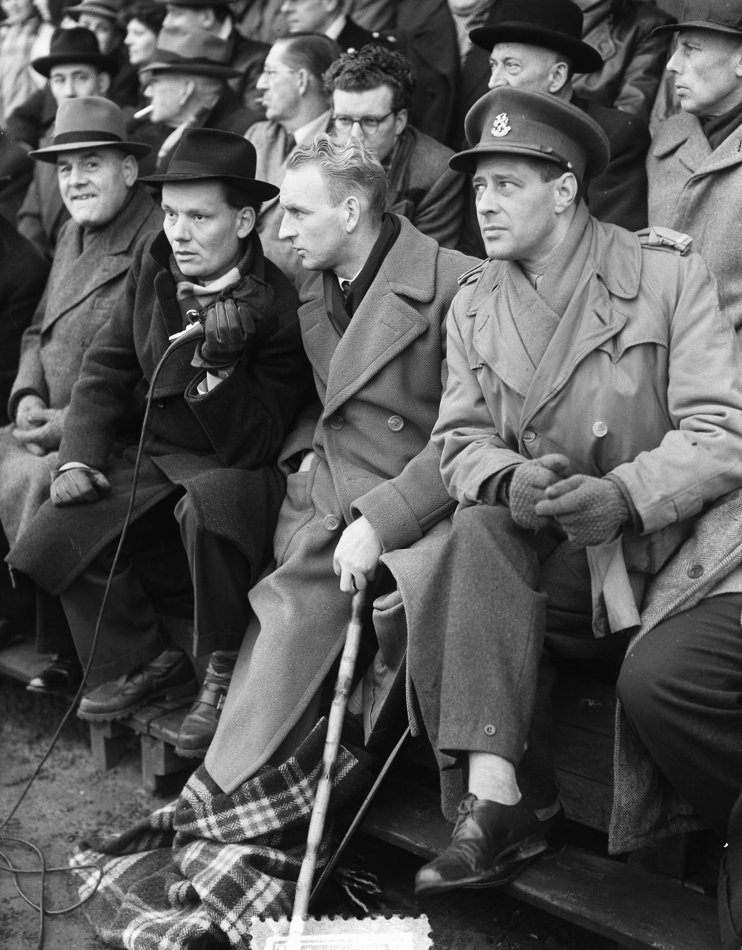Fotocollectie Anefo — EDO tegen AGOVV (0-1). Schijvenaar naast radioverslaggever Leo Pagano — Foto: Pot, Harry / Anefo. Licentie: Set B: Rechtenvrij / Publiek Domein. Bron: Nationaal Archief. http://hdl.handle.net/10648/ad75bef2-d0b4-102d-bcf8-003048976d84