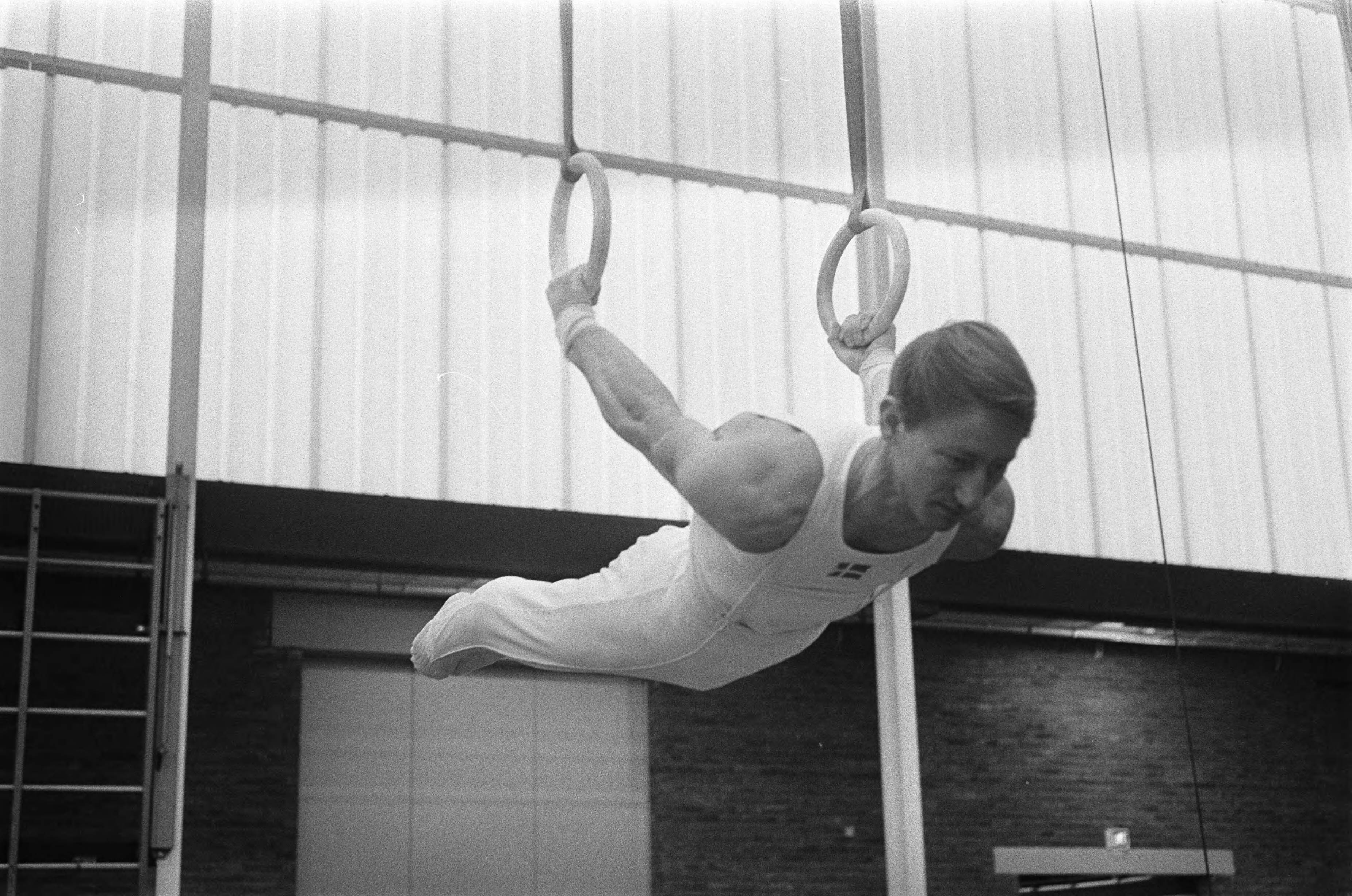 Fotocollectie Anefo — Nederland tegen Denemarken turnen te Zaandam. Hans Peter Nielsen (kampioen Denemarken) aan ringen in aktie — Foto: Koch, Eric / Anefo. Licentie: Set B: Rechtenvrij / Publiek Domein. Bron: Nationaal Archief. http://hdl.handle.net/10648/ab81bfe2-d0b4-102d-bcf8-003048976d84