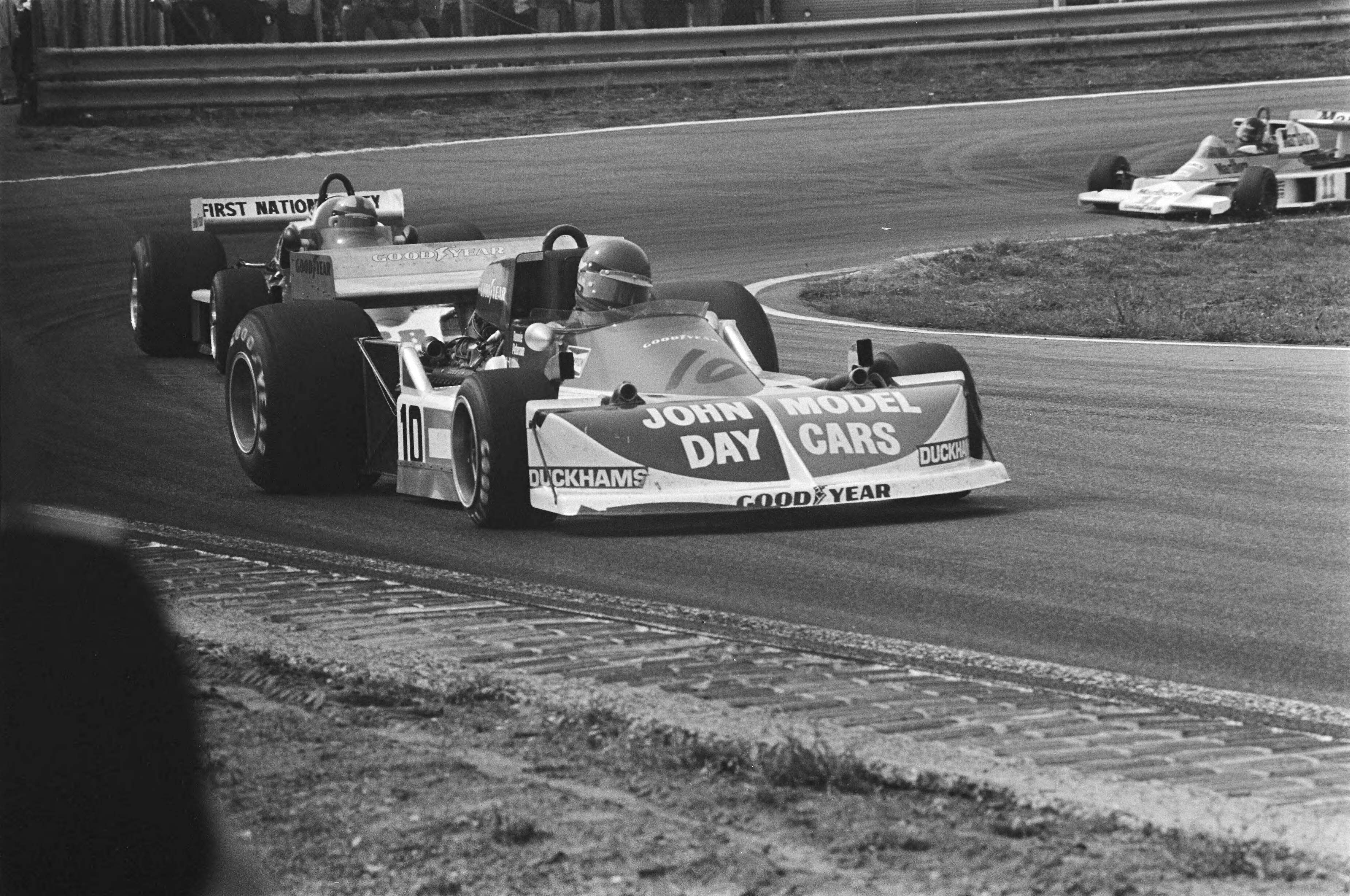 Grand Prix Zandvoort 1976 — Ronnie Peterson (10) in March-Ford — Foto: Croes, Rob C. / Anefo. Licentie: Set B: Rechtenvrij / Publiek Domein. Bron: Nationaal Archief. http://hdl.handle.net/10648/ac8a7b5e-d0b4-102d-bcf8-003048976d84