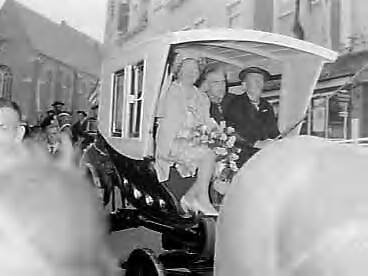 Bezoek van koningin Juliana aan Middelburg en Katseveer (1960) — Koningin Juliana bezoekt Middelburg, Koningin gezeten in een "Phaeton". Vlnr. v.l.n.r. koningin Juliana, Commisssaris der Koningin in Zeeland jhr. mr. A.F.C. de Casembroot en koetsier Isaac Wisse — Foto: Rossem, Wim van / Anefo. Licentie: Set B: Rechtenvrij / Publiek Domein. Bron: Nationaal Archief. http://hdl.handle.net/10648/a9aef522-d0b4-102d-bcf8-003048976d84