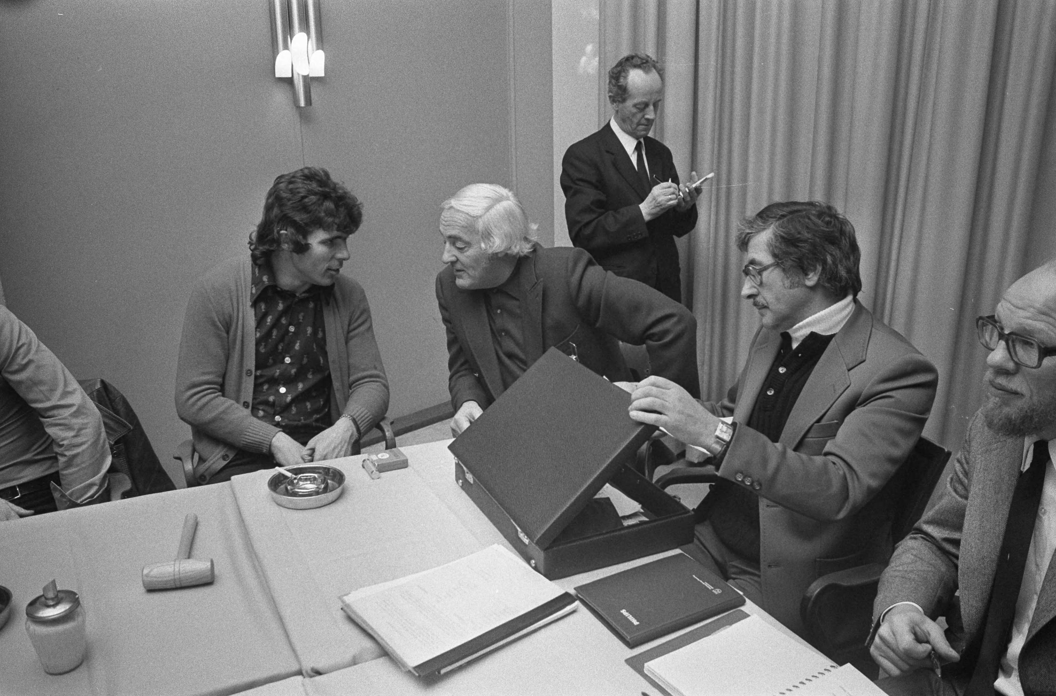Spelers van Nederlands elftal vergaderen in Utrecht — Van Hanegem (links) met v.l.n.r. Coster, Karel Jansen en Wiersma — Foto: Fotograaf Onbekend / Anefo. Licentie: Set B: Rechtenvrij / Publiek Domein. Bron: Nationaal Archief. http://hdl.handle.net/10648/ac402f68-d0b4-102d-bcf8-003048976d84