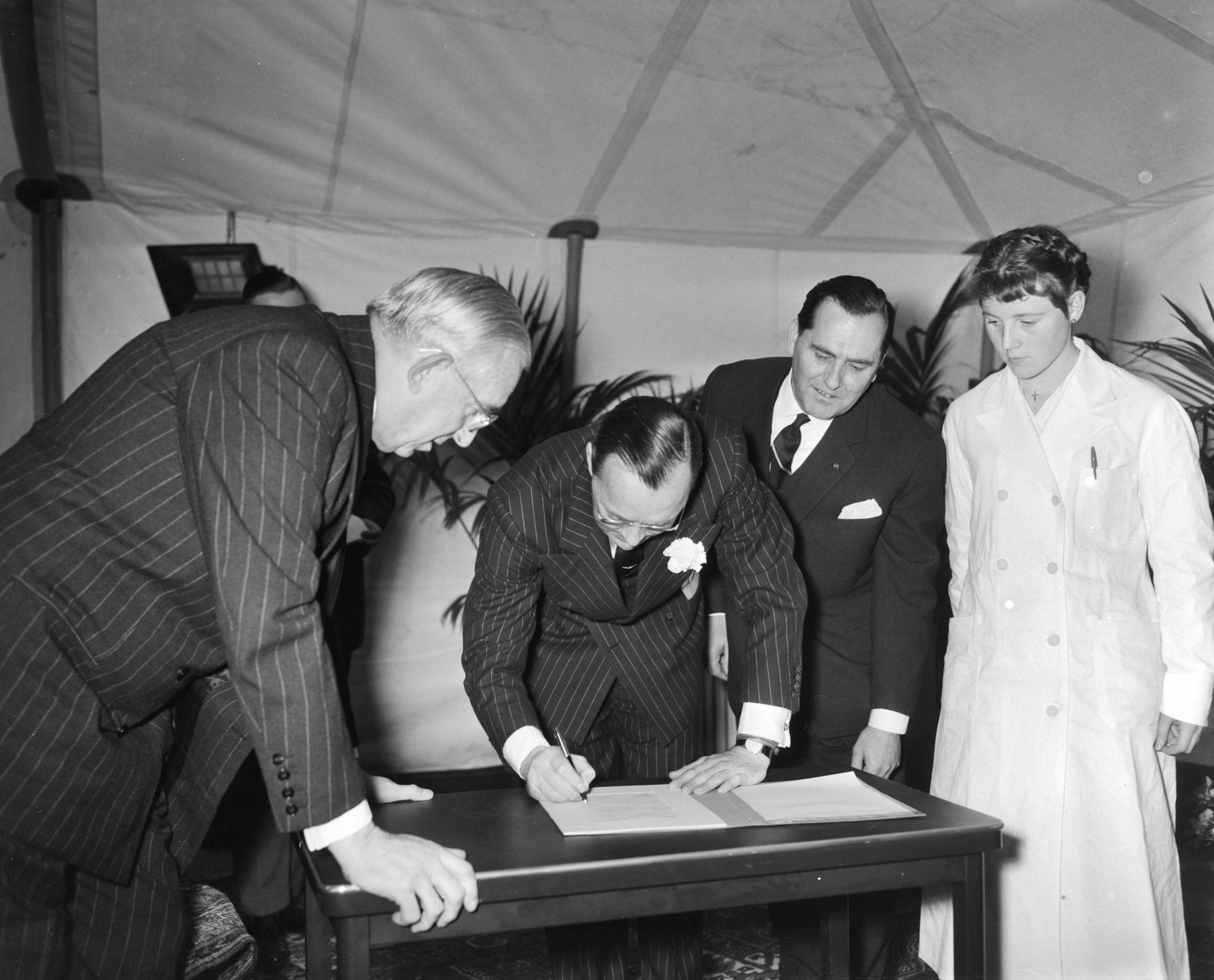 Opening van het centraal researchlaboratorium van Brocades & Stheeman te Haarlem door prins Bernhard — Foto: Bilsen, Joop van / Anefo. — Licentie: Set B: Rechtenvrij / Publiek Domein. Bron: Nationaal Archief. http://hdl.handle.net/10648/a98b9f0a-d0b4-102d-bcf8-003048976d84