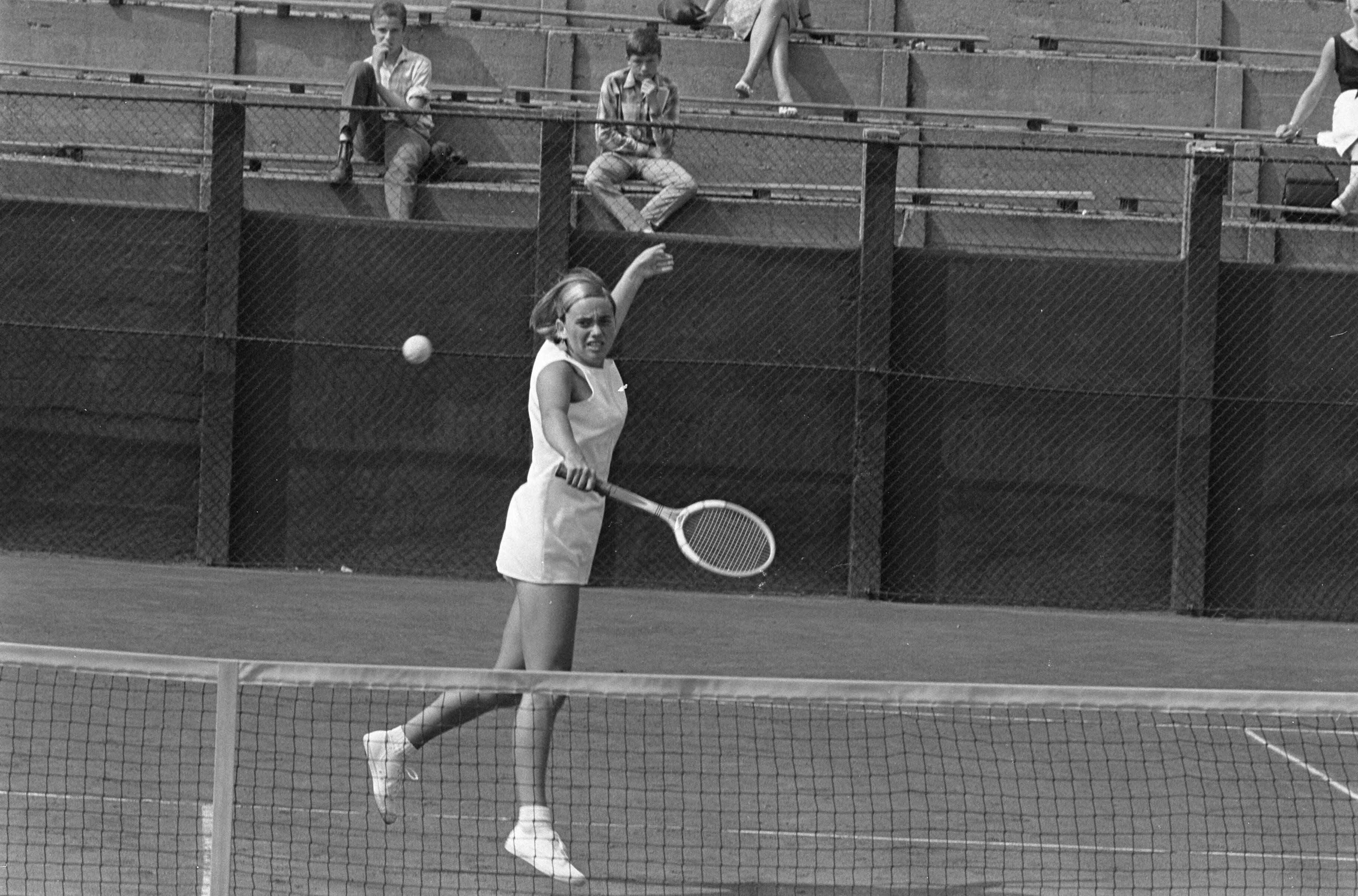 Fotocollectie Anefo — Nationaal Tenniskampioenschappen te Scheveningen. Mejuffrouw L. Jansen-Venneboer in aktie — Foto: Koch, Eric / Anefo. Licentie: Set B: Rechtenvrij / Publiek Domein. Bron: Nationaal Archief. http://hdl.handle.net/10648/ab22924c-d0b4-102d-bcf8-003048976d84