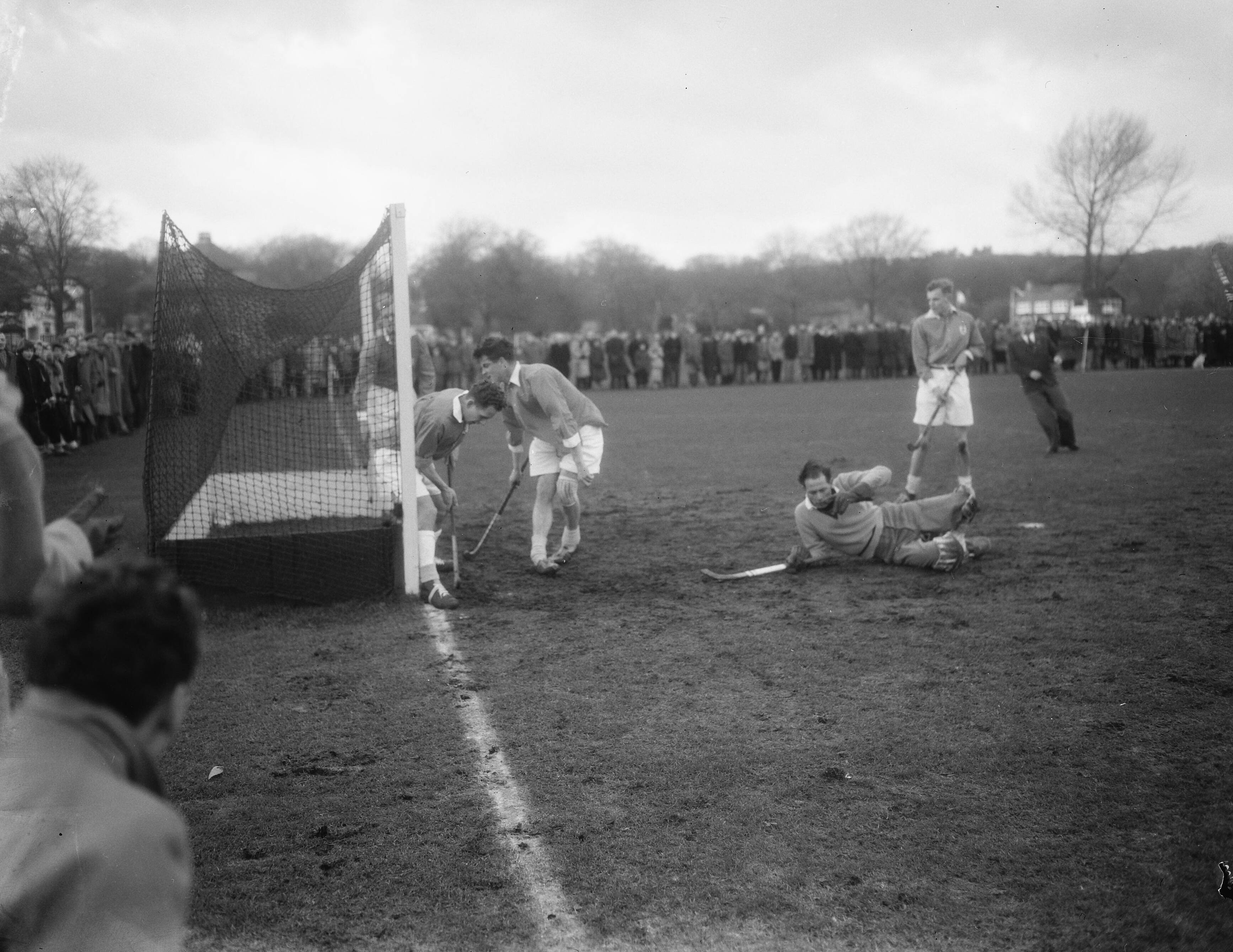 Fotocollectie Anefo — Hockey. BMHC tegen TOGO 0-2. Spelmoment — Foto: Fotograaf Onbekend / Anefo. Licentie: Set B: Rechtenvrij / Publiek Domein. Bron: Nationaal Archief. http://hdl.handle.net/10648/a91b3ce2-d0b4-102d-bcf8-003048976d84